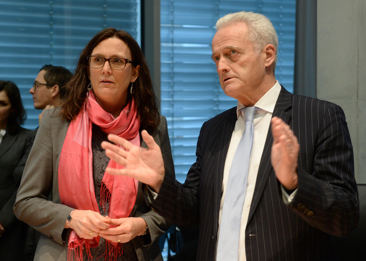 Cecilia Malmström, EU-Kommissarin für Handel, ist zu Gast beim Ausschuss des Deutschen Bundestages für Wirtschaft und Energie. Dr. Peter Ramsauer, CDU/CSU, Vorsitzender des Ausschusses, leitet die Sitzung. Ramsauer, Peter; Malmström, Cecilia Cecilia Malmström, EU-Kommissarin für Handel, ist zu Gast beim Ausschuss des Deutschen Bundestages für Wirtschaft und Energie. Dr. Peter Ramsauer, CDU/CSU, Vorsitzender des Ausschusses, leitet die Sitzung.