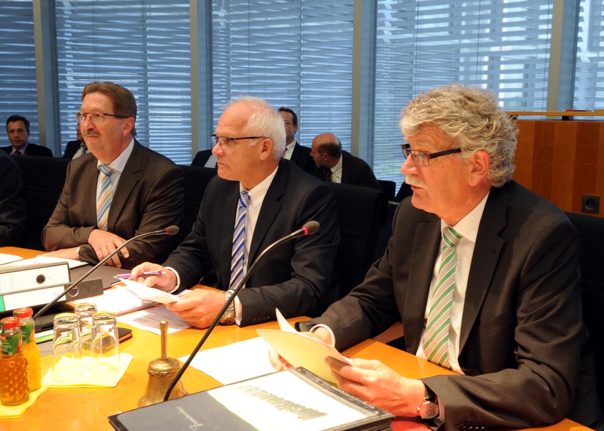 Hans-Michael Goldmann, (re), FDP, Vorsitzender des Ausschusses des Deutschen Bundestages für Ernährung, Landwirtschaft und Verbraucherschutz, leitet die Sitzung, in der ein Gespräch mit Vertretern der DAFA und dem Staatssekretär beim BMELV, Dr. Robert Kloos, hier links im Bild zusammen mit dem Staatssekretär Peter Bleser, (mitte), CDU/CSU, sowie Gespräche mit Vertretern des Bieneninstituts Celle und zwei Berufsimkerverbänden, statt findet. Goldmann, Hans-Michael; Bleser, Peter; Kloos, Robert Hans-Michael Goldmann, (re), FDP, Vorsitzender des Ausschusses des Deutschen Bundestages für Ernährung, Landwirtschaft und Verbraucherschutz, leitet die Sitzung, in der ein Gespräch mit Vertretern der DAFA und dem Staatssekretär beim BMELV, Dr. Robert Kloos, hier links im Bild zusammen mit dem Staatssekretär Peter Bleser, (mitte), CDU/CSU, sowie Gespräche mit Vertretern des Bieneninstituts Celle und zwei Berufsimkerverbänden, statt findet.