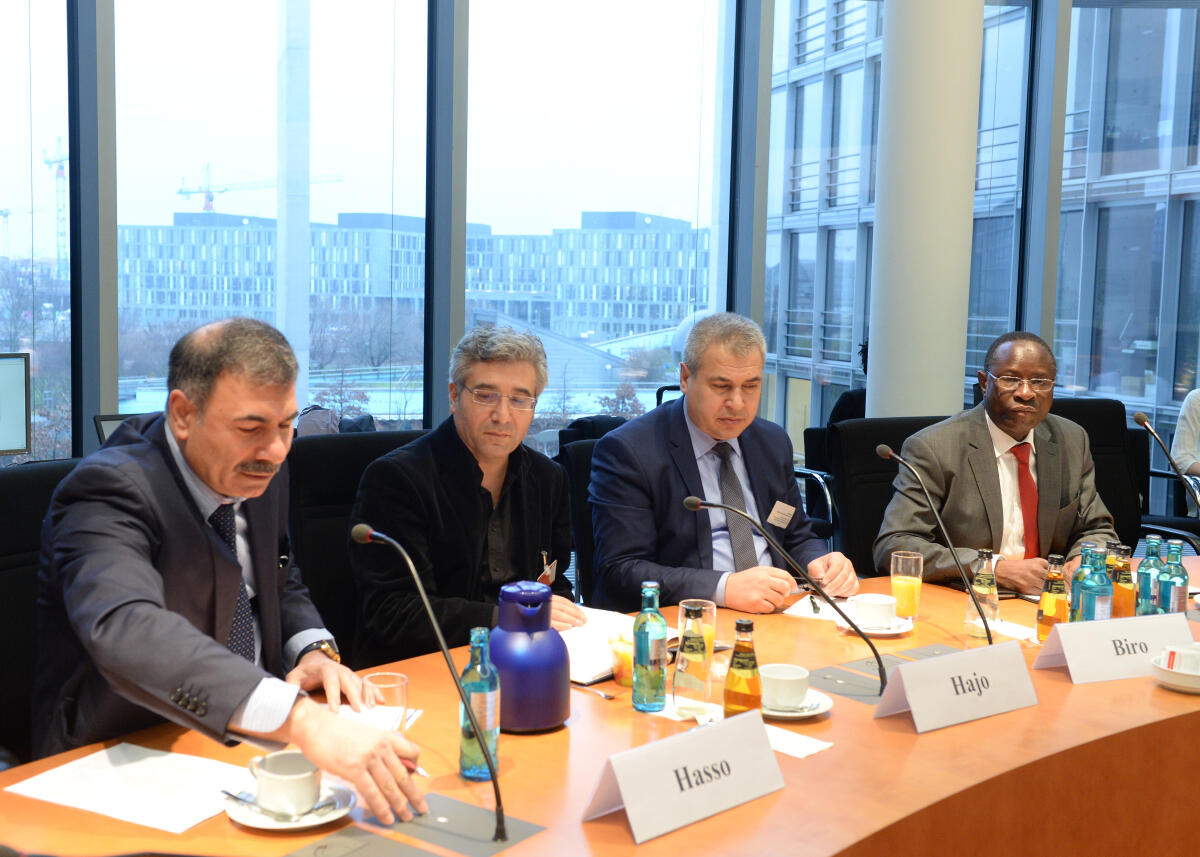 Ibrahim Biro, Dr. Kamiran Haj Abdo, und Siamend Hajo, sind zu Gast im Ausschuss des Deutschen Bundestages für Menschenrechte und humanitäre Hilfe. Das Gespräch leitet der Bundestagsabgeordnete und Mitglied des Ausschusses, Dr. Karamba Diaby, (re), SPD. Diaby, Karamba Ibrahim Biro, Dr. Kamiran Haj Abdo, und Siamend Hajo, sind zu Gast im Ausschuss des Deutschen Bundestages für Menschenrechte und humanitäre Hilfe. Das Gespräch leitet der Bundestagsabgeordnete und Mitglied des Ausschusses, Dr. Karamba Diaby, (re), SPD.