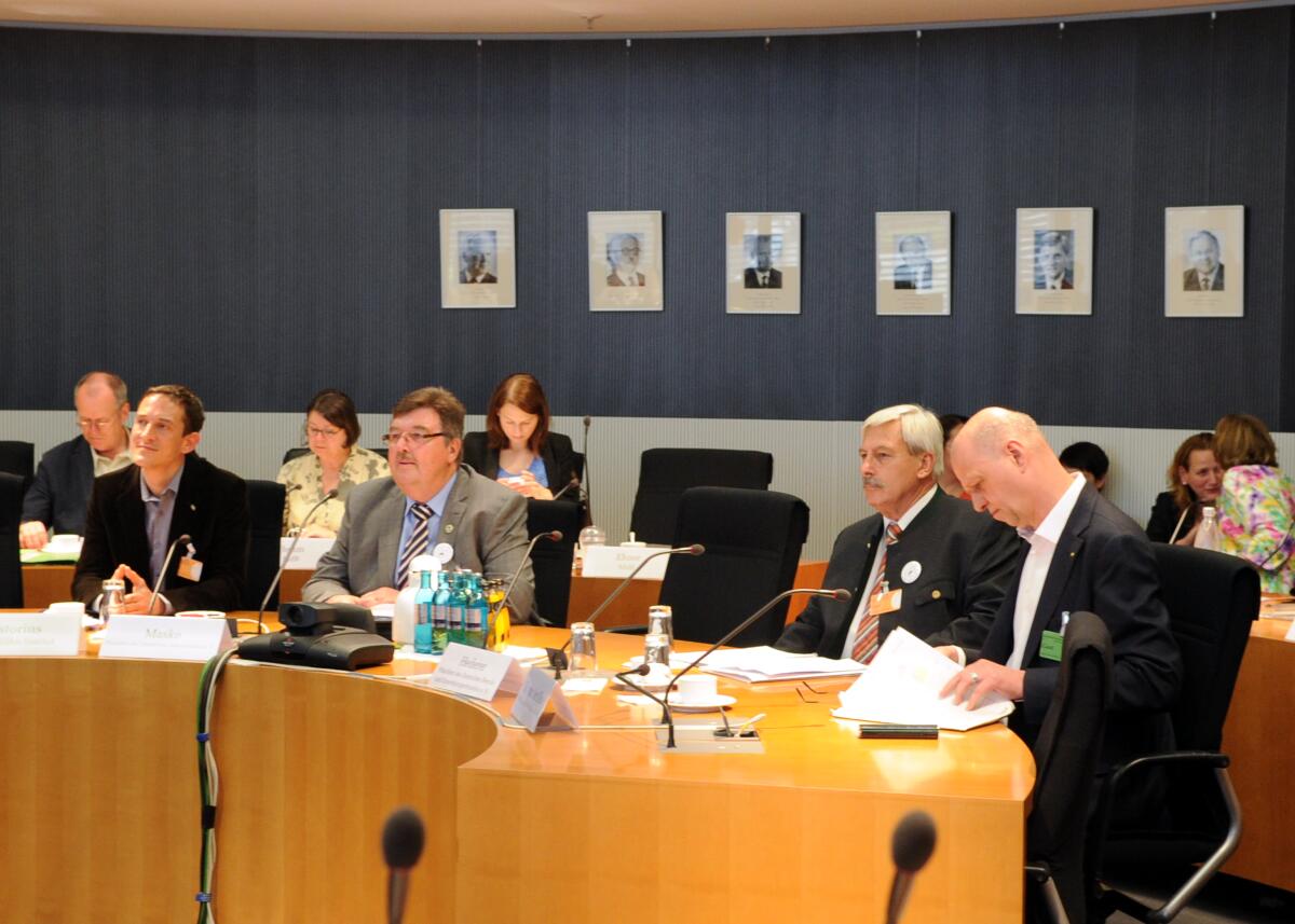 Hans-Michael Goldmann, FDP, Vorsitzender des Ausschusses des Deutschen Bundestages für Ernährung, Landwirtschaft und Verbraucherschutz, leitet die Sitzung, in der ein Gespräch mit Vertretern der DAFA und dem Staatssekretär beim BMELV, Dr. Robert Kloos, sowie Gespräche mit Vertretern des Bieneninstituts Celle und zwei Berufsimkerverbänden, (hier im Bild), statt findet.; Übersicht. Hans-Michael Goldmann, FDP, Vorsitzender des Ausschusses des Deutschen Bundestages für Ernährung, Landwirtschaft und Verbraucherschutz, leitet die Sitzung, in der ein Gespräch mit Vertretern der DAFA und dem Staatssekretär beim BMELV, Dr. Robert Kloos, sowie Gespräche mit Vertretern des Bieneninstituts Celle und zwei Berufsimkerverbänden, (hier im Bild), statt findet.; Übersicht.