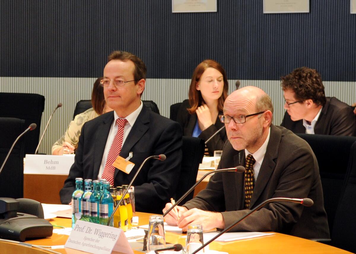 Hans-Michael Goldmann, FDP, Vorsitzender des Ausschusses des Deutschen Bundestages für Ernährung, Landwirtschaft und Verbraucherschutz, leitet die Sitzung, in der ein Gespräch mit Vertretern der DAFA (hier im Bild) und dem Staatssekretär beim BMELV, Dr. Robert Kloos, sowie Gespräche mit Vertretern des Bieneninstituts Celle und zwei Berufsimkerverbänden, statt findet. Hans-Michael Goldmann, FDP, Vorsitzender des Ausschusses des Deutschen Bundestages für Ernährung, Landwirtschaft und Verbraucherschutz, leitet die Sitzung, in der ein Gespräch mit Vertretern der DAFA (hier im Bild) und dem Staatssekretär beim BMELV, Dr. Robert Kloos, sowie Gespräche mit Vertretern des Bieneninstituts Celle und zwei Berufsimkerverbänden, statt findet.