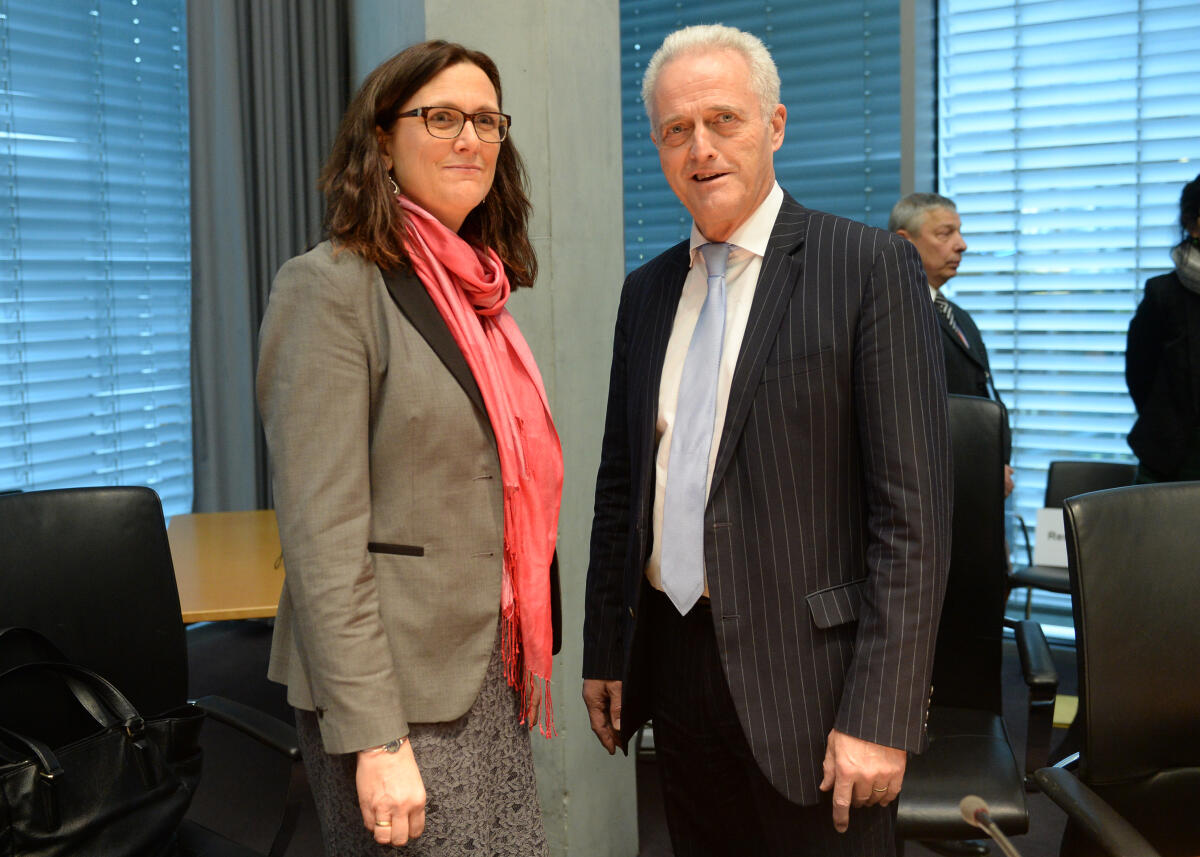 Ramsauer, Peter; Malmström, Cecilia Cecilia Malmström, EU-Kommissarin für Handel, ist zu Gast beim Ausschuss des Deutschen Bundestages für Wirtschaft und Energie. Dr. Peter Ramsauer, CDU/CSU, Vorsitzender des Ausschusses, leitet die Sitzung.
