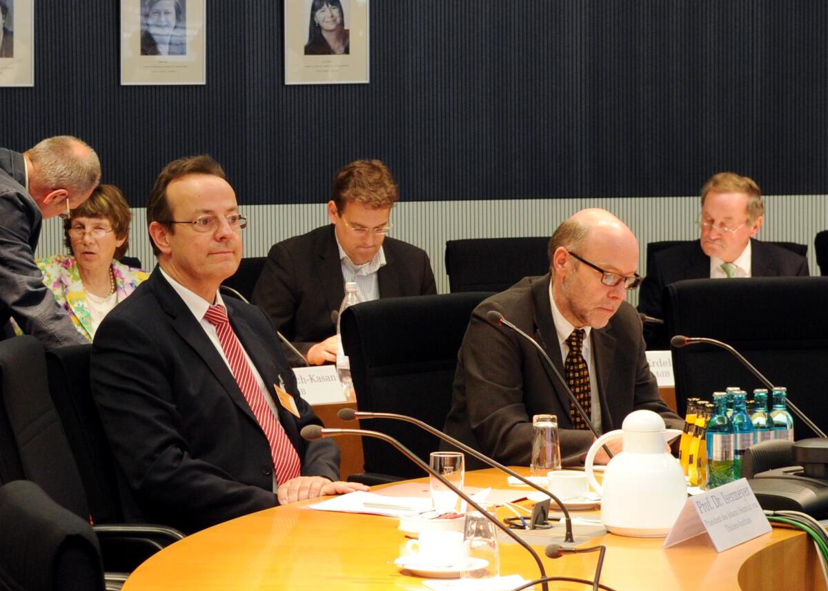 Hans-Michael Goldmann, FDP, Vorsitzender des Ausschusses des Deutschen Bundestages für Ernährung, Landwirtschaft und Verbraucherschutz, leitet die Sitzung, in der ein Gespräch mit Vertretern der DAFA (hier im Bild) und dem Staatssekretär beim BMELV, Dr. Robert Kloos, sowie Gespräche mit Vertretern des Bieneninstituts Celle und zwei Berufsimkerverbänden, statt findet. Hans-Michael Goldmann, FDP, Vorsitzender des Ausschusses des Deutschen Bundestages für Ernährung, Landwirtschaft und Verbraucherschutz, leitet die Sitzung, in der ein Gespräch mit Vertretern der DAFA (hier im Bild) und dem Staatssekretär beim BMELV, Dr. Robert Kloos, sowie Gespräche mit Vertretern des Bieneninstituts Celle und zwei Berufsimkerverbänden, statt findet.