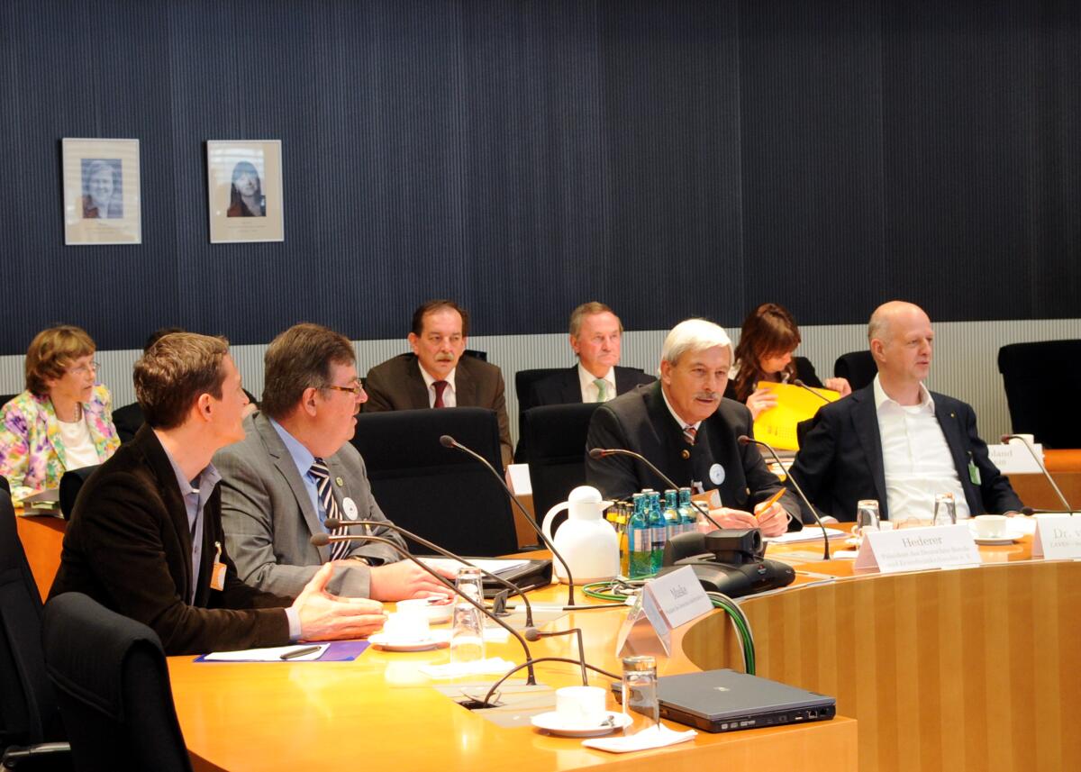 Hans-Michael Goldmann, FDP, Vorsitzender des Ausschusses des Deutschen Bundestages für Ernährung, Landwirtschaft und Verbraucherschutz, leitet die Sitzung, in der ein Gespräch mit Vertretern der DAFA und dem Staatssekretär beim BMELV, Dr. Robert Kloos, sowie Gespräche mit Vertretern des Bieneninstituts Celle und zwei Berufsimkerverbänden, (hier im Bild), statt findet.; Übersicht. Hans-Michael Goldmann, FDP, Vorsitzender des Ausschusses des Deutschen Bundestages für Ernährung, Landwirtschaft und Verbraucherschutz, leitet die Sitzung, in der ein Gespräch mit Vertretern der DAFA und dem Staatssekretär beim BMELV, Dr. Robert Kloos, sowie Gespräche mit Vertretern des Bieneninstituts Celle und zwei Berufsimkerverbänden, (hier im Bild), statt findet.; Übersicht.