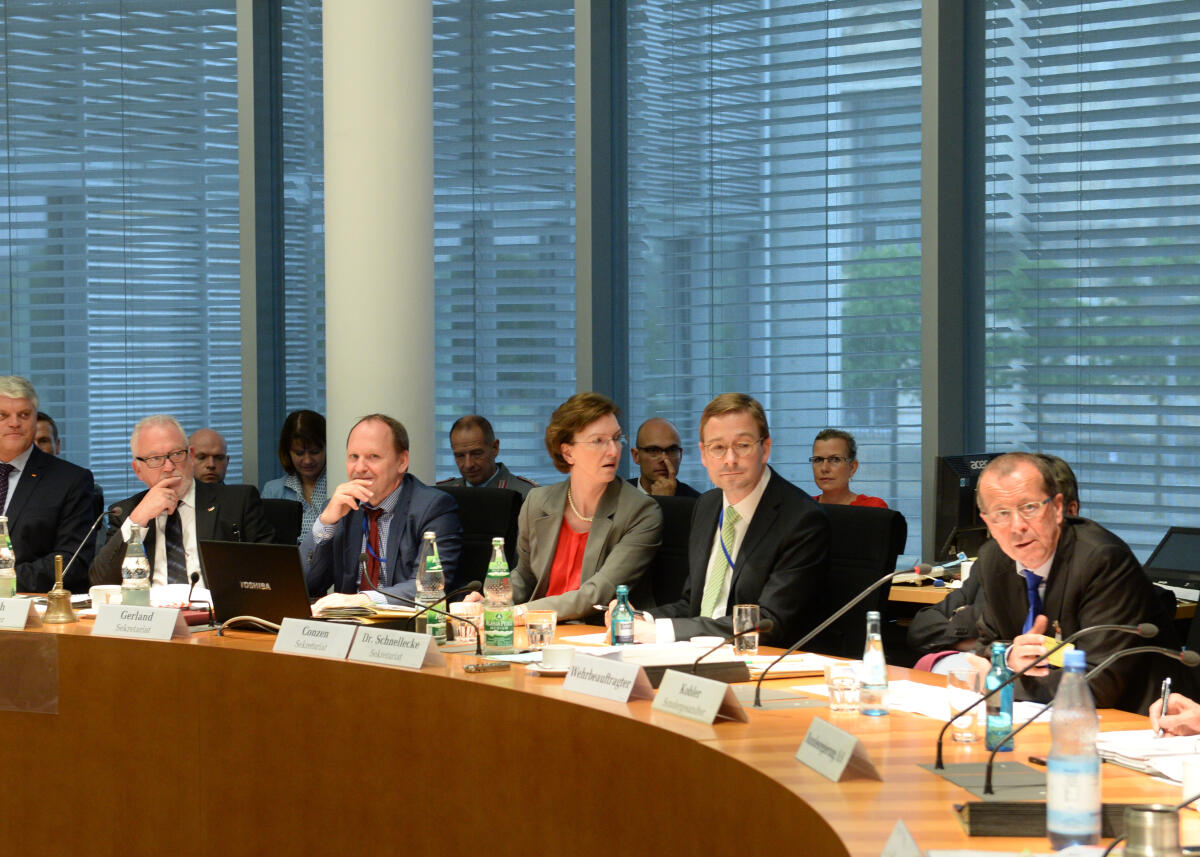 Der Sondergesandte und Leiter der UN-Unterstützungsmission, Martin Kobler, (re), ist zu Gast beim Verteidigungsausschuss des Deutschen Bundestages. Wolfgang Hellmich, (li), SPD, Vorsitzender des Ausschusses, leitet die Sitzung. Hellmich, Wolfgang; Kobler, Martin Der Sondergesandte und Leiter der UN-Unterstützungsmission, Martin Kobler, (re), ist zu Gast beim Verteidigungsausschuss des Deutschen Bundestages. Wolfgang Hellmich, (li), SPD, Vorsitzender des Ausschusses, leitet die Sitzung.
