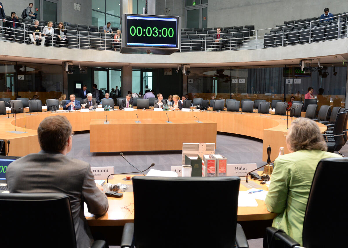 Höhn, Bärbel Der Ausschuss des Deutschen Bundestages für Umwelt, Naturschutz, Bau und Reaktorsicherheit, hat unter der Leitung der Vorsitzenden Bärbel Höhn, (re), Bündnis 90/Die Grünen, eine Ausschusssitzung mit Gästen der CITES, des WWF Deutschland, des Pro Wildlife e. V. und des BfN.; Übersicht.