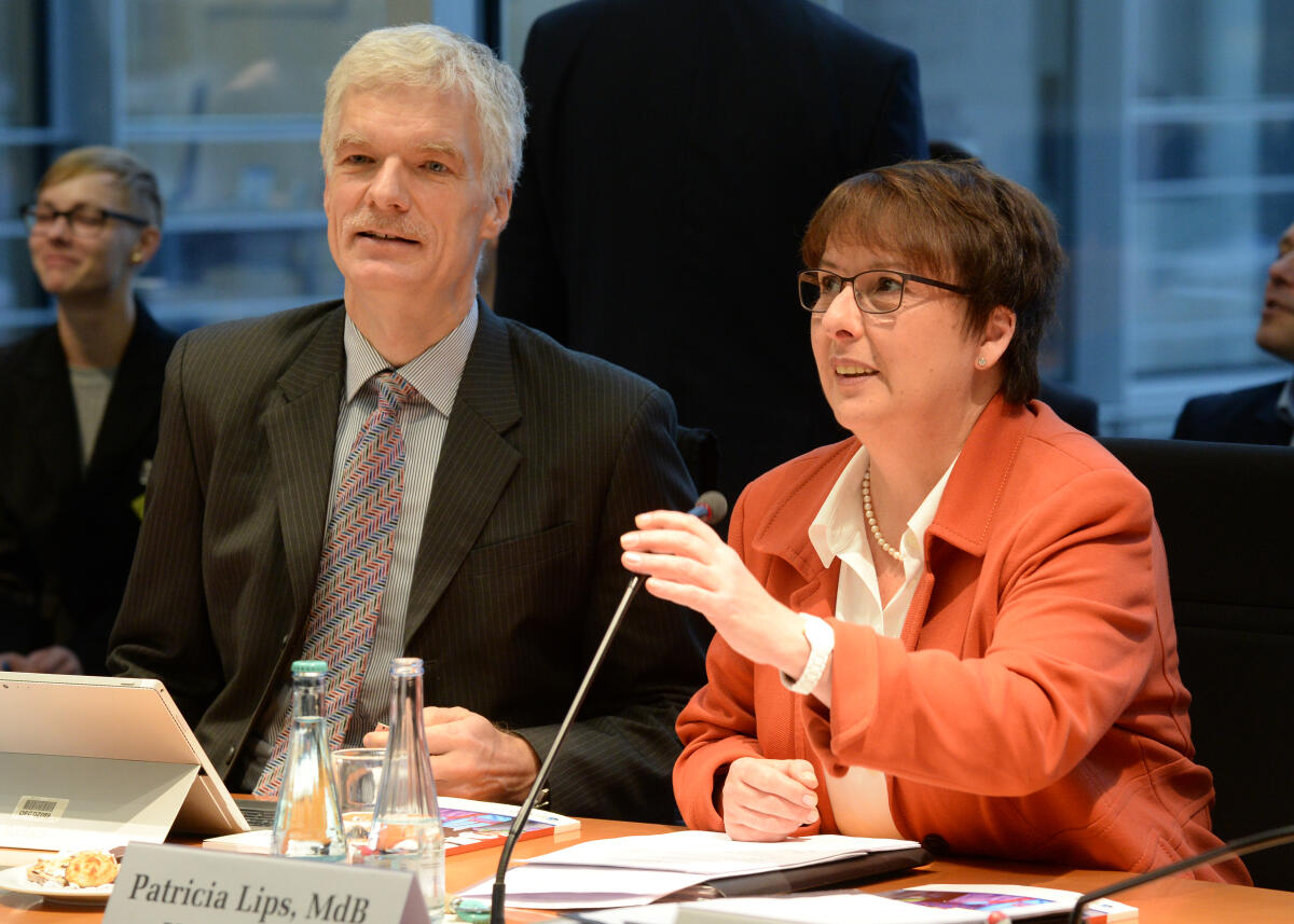 Lips, Patricia; Schleicher, Andreas Patricia Lips, CDU/CSU, Vorsitzende des Ausschusses des Deutschen Bundestages für Bildung, Forschung und Technikfolgenabschätzung, empfängt den Leiter der OECD-Direktion Bildung und Kompetenzen, Organisation für wirtschaftliche Zusammenarbeit und Entwicklung, Paris, Prof. Dr. Andreas Schleicher, im Ausschuss.; Geste, Gestik.