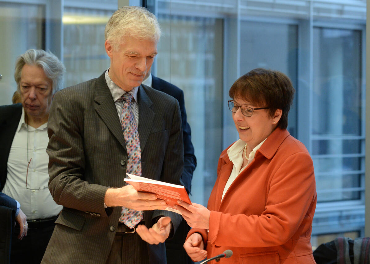 Lips, Patricia; Schleicher, Andreas Patricia Lips, CDU/CSU, Vorsitzende des Ausschusses des Deutschen Bundestages für Bildung, Forschung und Technikfolgenabschätzung, empfängt den Leiter der OECD-Direktion Bildung und Kompetenzen, Organisation für wirtschaftliche Zusammenarbeit und Entwicklung, Paris, Prof. Dr. Andreas Schleicher, im Ausschuss.; Geste, Gestik.