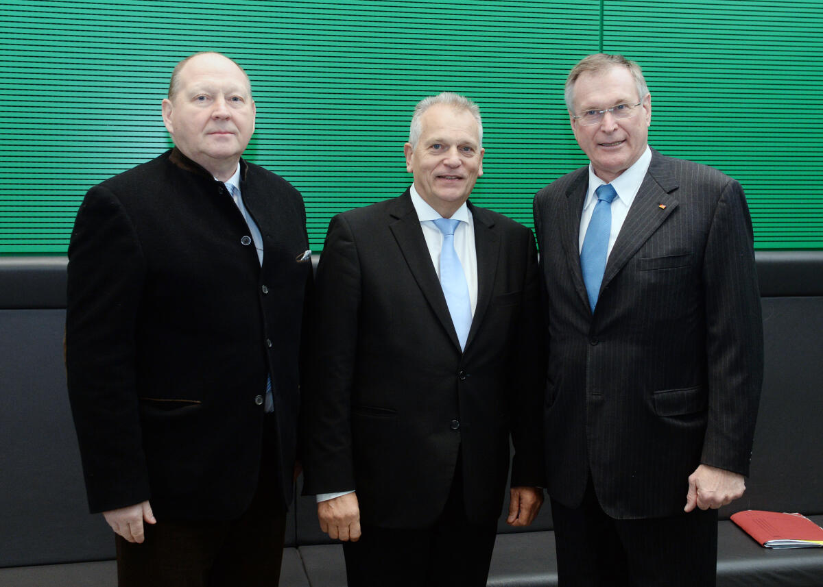 Singhammer, Johannes; Kneifel, Gottfried; Brähmig, Klaus Bundestagsvizepräsident Johannes Singhammer, (re), CDU/CSU, empfängt den Präsidenten des Bundesrates der Republik Österreich, Gottfried Kneifel, (mitte), zu einem Gespräch, an dem der Bundestagsabgeordnete Klaus Brähmig, (li), CDU/CSU, teil nimmt.