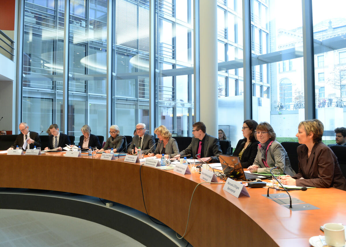 Dr. Frank-Walter Steinmeier, (6.v.re), Bundesaußenminister, SPD, ist zu Gast beim Ausschuss des Deutschen Bundestages für wirtschaftliche Zusammenarbeit und Entwicklung. Dagmar G. Wöhrl, (5.v.re), CDU/CSU, Vorsitzende des Ausschusses, leitet die Sitzung.; Übersicht. Wöhrl, Dagmar G.; Steinmeier, Frank-Walter Dr. Frank-Walter Steinmeier, (6.v.re), Bundesaußenminister, SPD, ist zu Gast beim Ausschuss des Deutschen Bundestages für wirtschaftliche Zusammenarbeit und Entwicklung. Dagmar G. Wöhrl, (5.v.re), CDU/CSU, Vorsitzende des Ausschusses, leitet die Sitzung.; Übersicht.