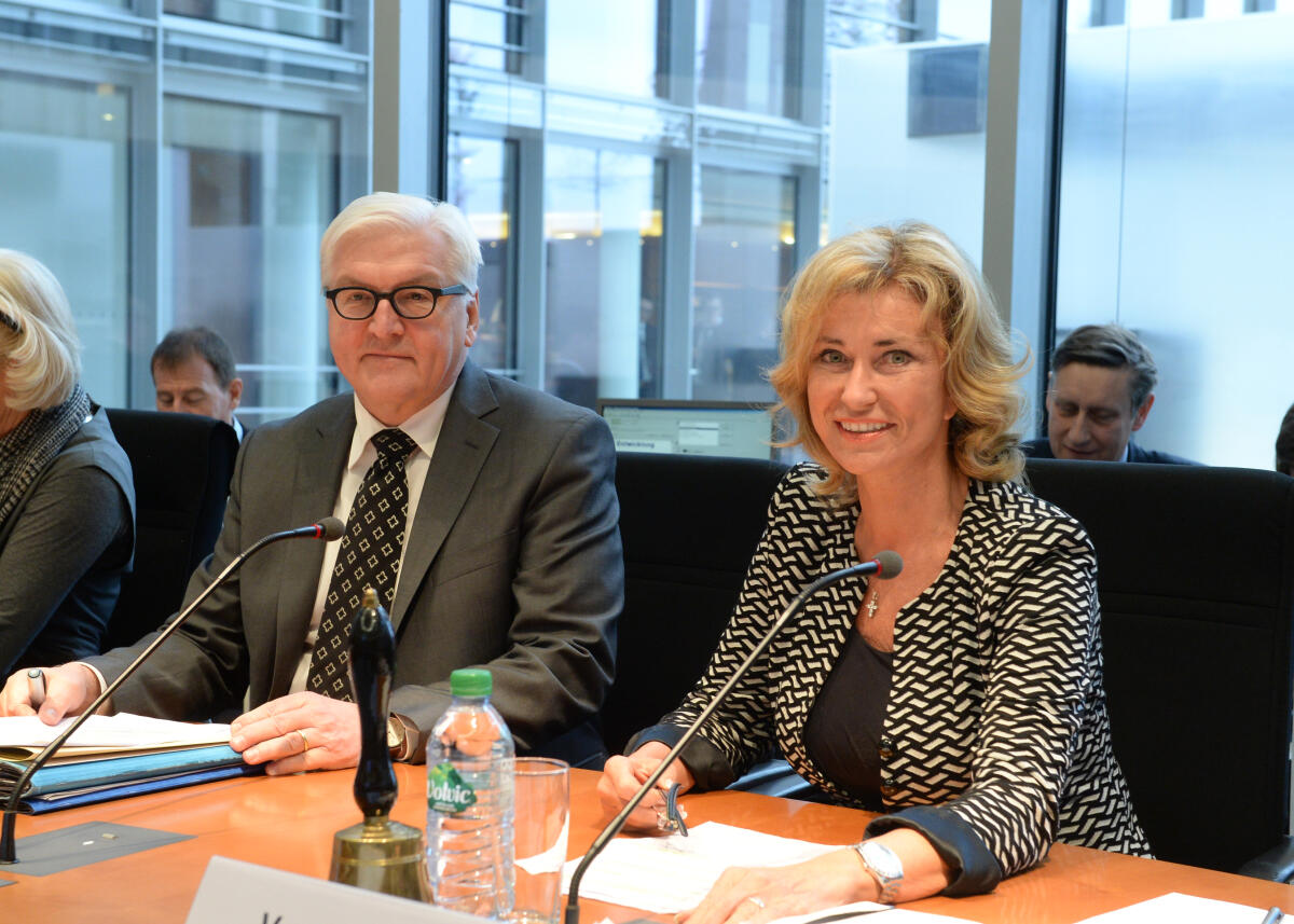 Dr. Frank-Walter Steinmeier, Bundesaußenminister, SPD, ist zu Gast beim Ausschuss des Deutschen Bundestages für wirtschaftliche Zusammenarbeit und Entwicklung. Dagmar G. Wöhrl, CDU/CSU, Vorsitzende des Ausschusses, leitet die Sitzung. Wöhrl, Dagmar G.; Steinmeier, Frank-Walter Dr. Frank-Walter Steinmeier, Bundesaußenminister, SPD, ist zu Gast beim Ausschuss des Deutschen Bundestages für wirtschaftliche Zusammenarbeit und Entwicklung. Dagmar G. Wöhrl, CDU/CSU, Vorsitzende des Ausschusses, leitet die Sitzung.