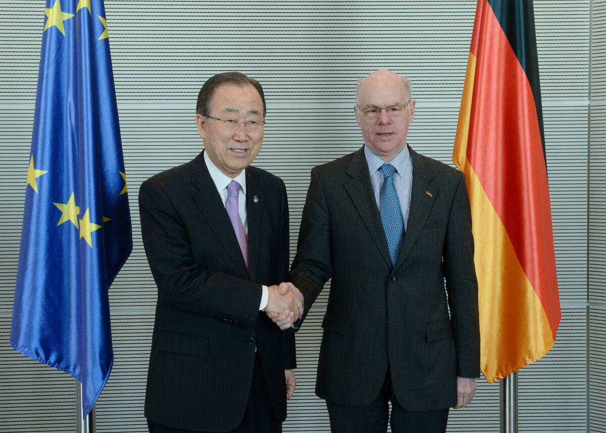 Lammert, Norbert; Ban, Ki Moon Bundestagspräsident Prof. Dr. Norbert Lammert, (re), CDU/CSU, empfängt den Generalsekretär der Vereinten Nationen, Ban Ki Moon, (li), zu einem Gespräch.; Fahne, Fahnen, Geste, Gestik.