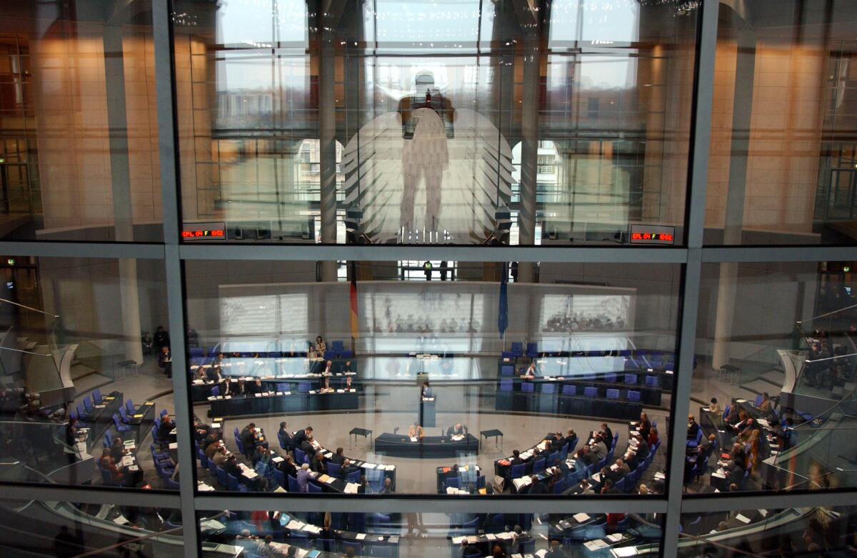 Blick in den Plenarsaal. Blick in den Plenarsaal.