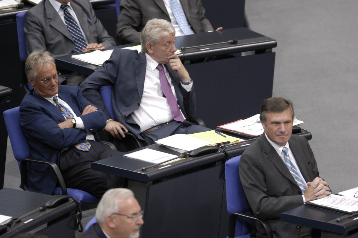 Gerhardt, Wolfgang Rechts: Wolfgang Gerhardt, FDP, MdB, im Plenum.