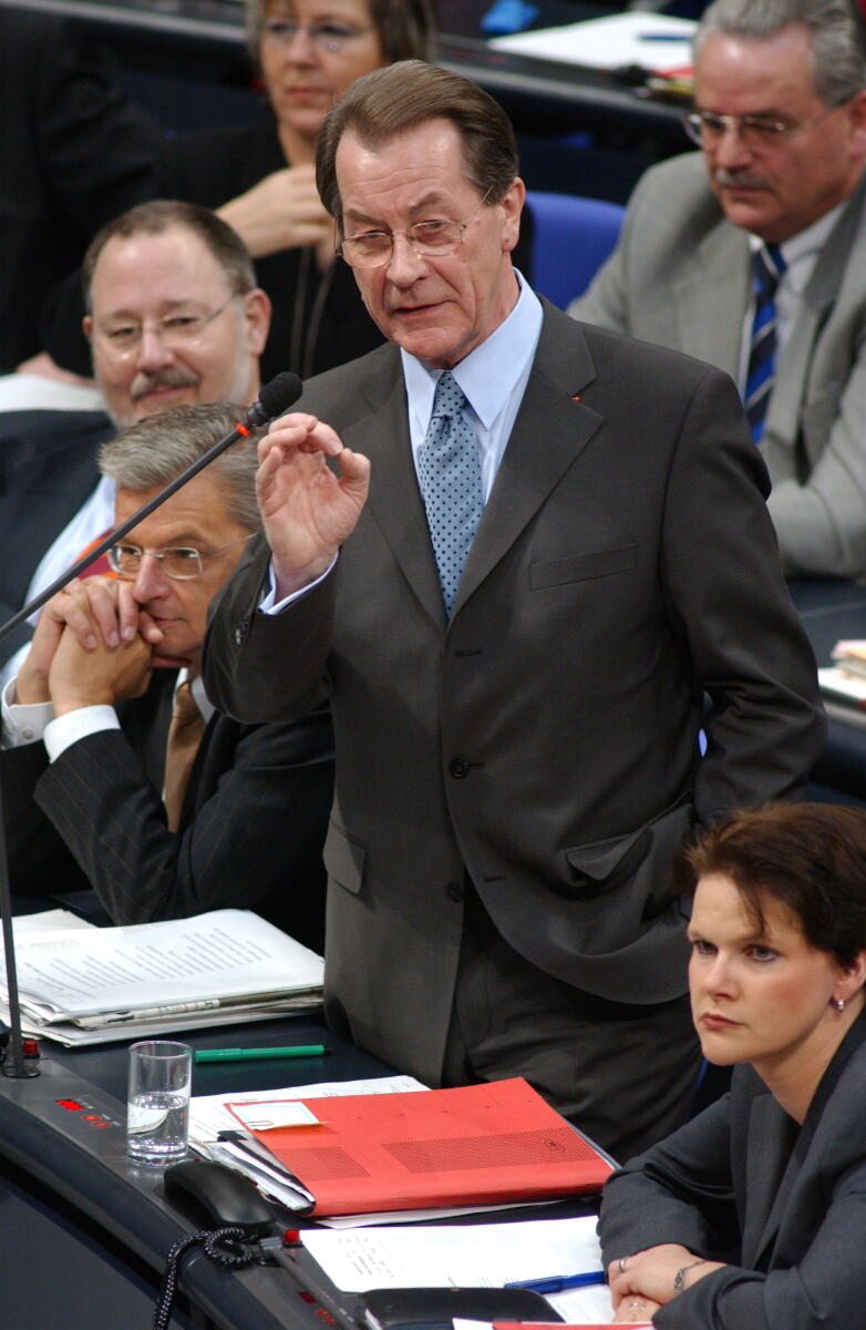 Müntefering, Franz Fraktionsvorsitzender Franz Müntefering, SPD, MdB, stellt eine Frage im Plenum.