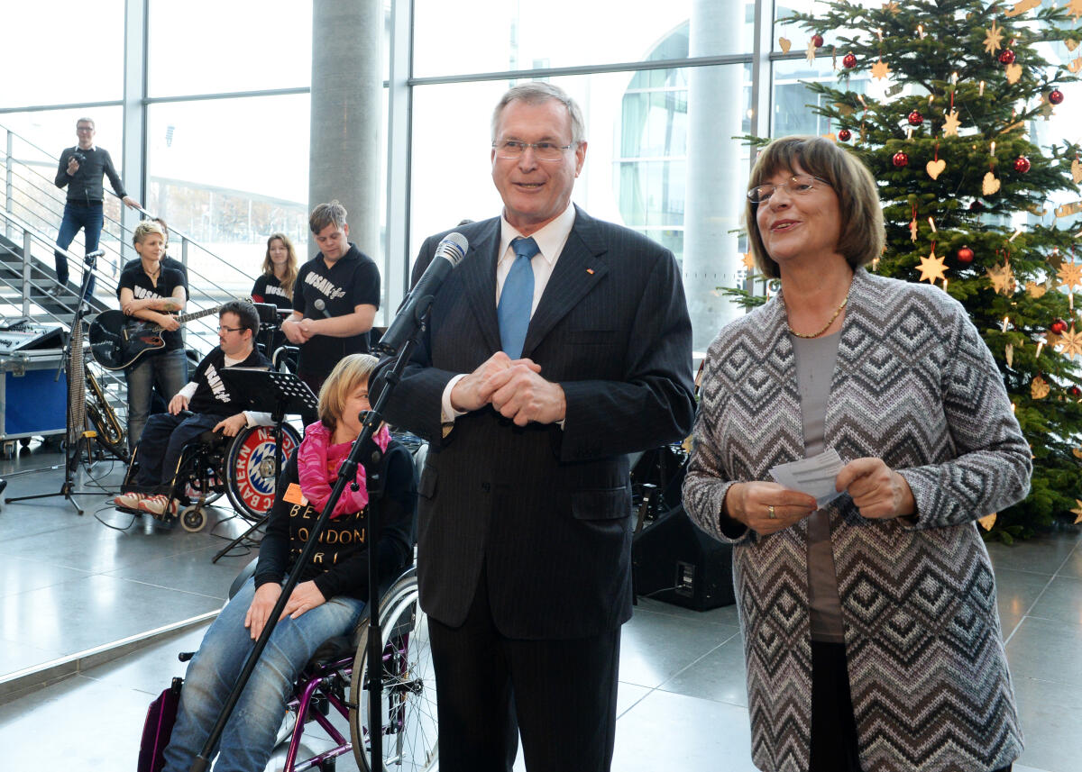 Singhammer, Johannes; Schmidt, Ulla Bundestagsvizepräsident Johannes Singhammer, (li), CDU/CSU, nimmt im Namen des Deutschen Bundestages in der Halle des Paul-Löbe-Hauses einen Weihnachtsbaum mit handgefertigtem Schmuck der Lebenshilfe für Menschen mit Behinderungen entgegen. Bundestagsvizepräsidentin und Bundesvorsitzende der Lebenshilfe, Ulla Schmidt, (re), SPD, eröffnet die Übergabe. Für den musikalischen Rahmen sorgt die Gruppe "Mosaik" aus Ochsenfurt bei Würzburg. An der Veranstaltung nehmen zahlreiche Mitglieder des Bundestages teil.