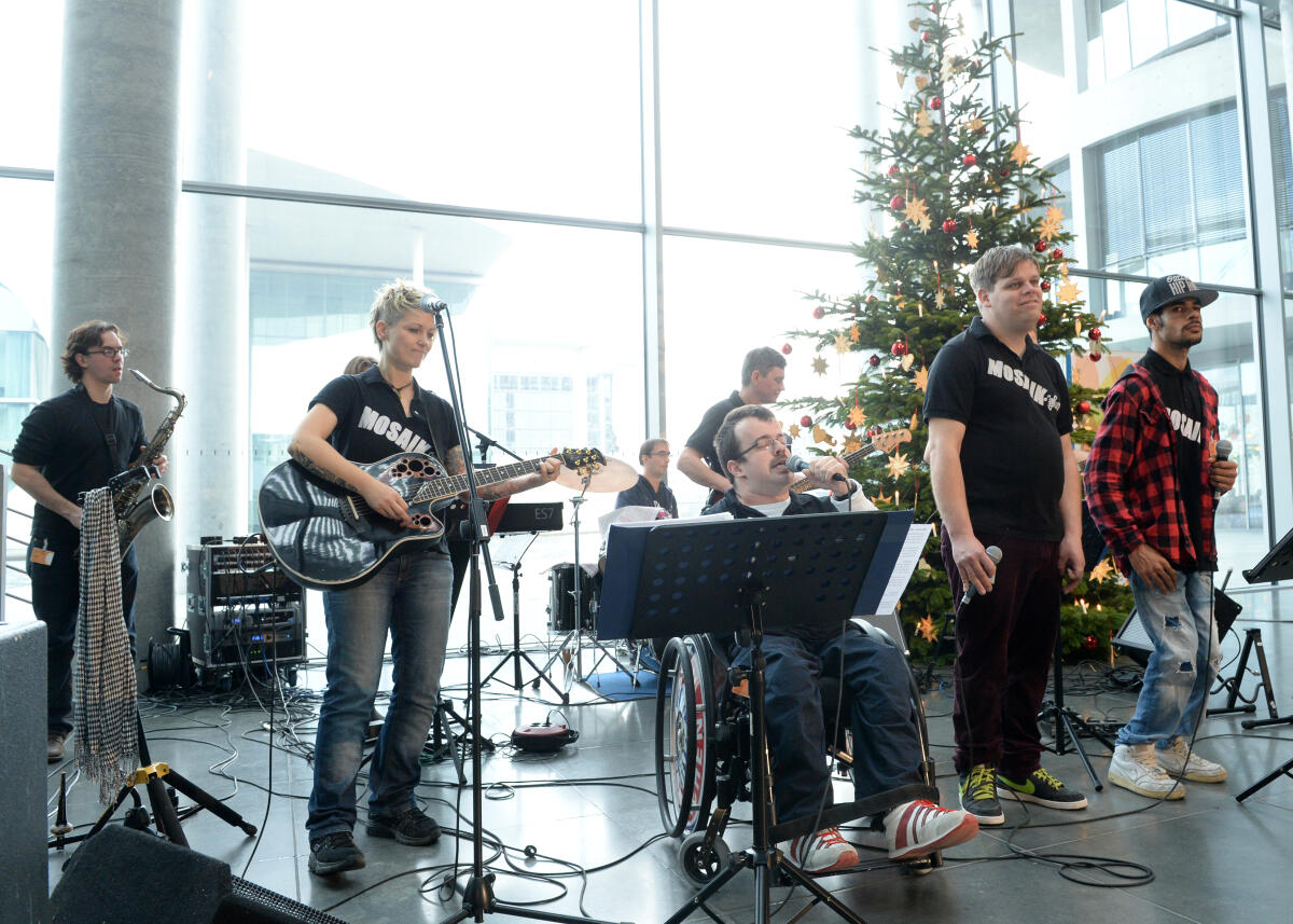  Bundestagsvizepräsident Johannes Singhammer, CDU/CSU, nimmt im Namen des Deutschen Bundestages in der Halle des Paul-Löbe-Hauses einen Weihnachtsbaum mit handgefertigtem Schmuck der Lebenshilfe für Menschen mit Behinderungen entgegen. Bundestagsvizepräsidentin und Bundesvorsitzende der Lebenshilfe, Ulla Schmidt, SPD, eröffnet die Übergabe. Für den musikalischen Rahmen sorgt die Gruppe "Mosaik" (im Bild) aus Ochsenfurt bei Würzburg. An der Veranstaltung nehmen zahlreiche Mitglieder des Bundestages teil.