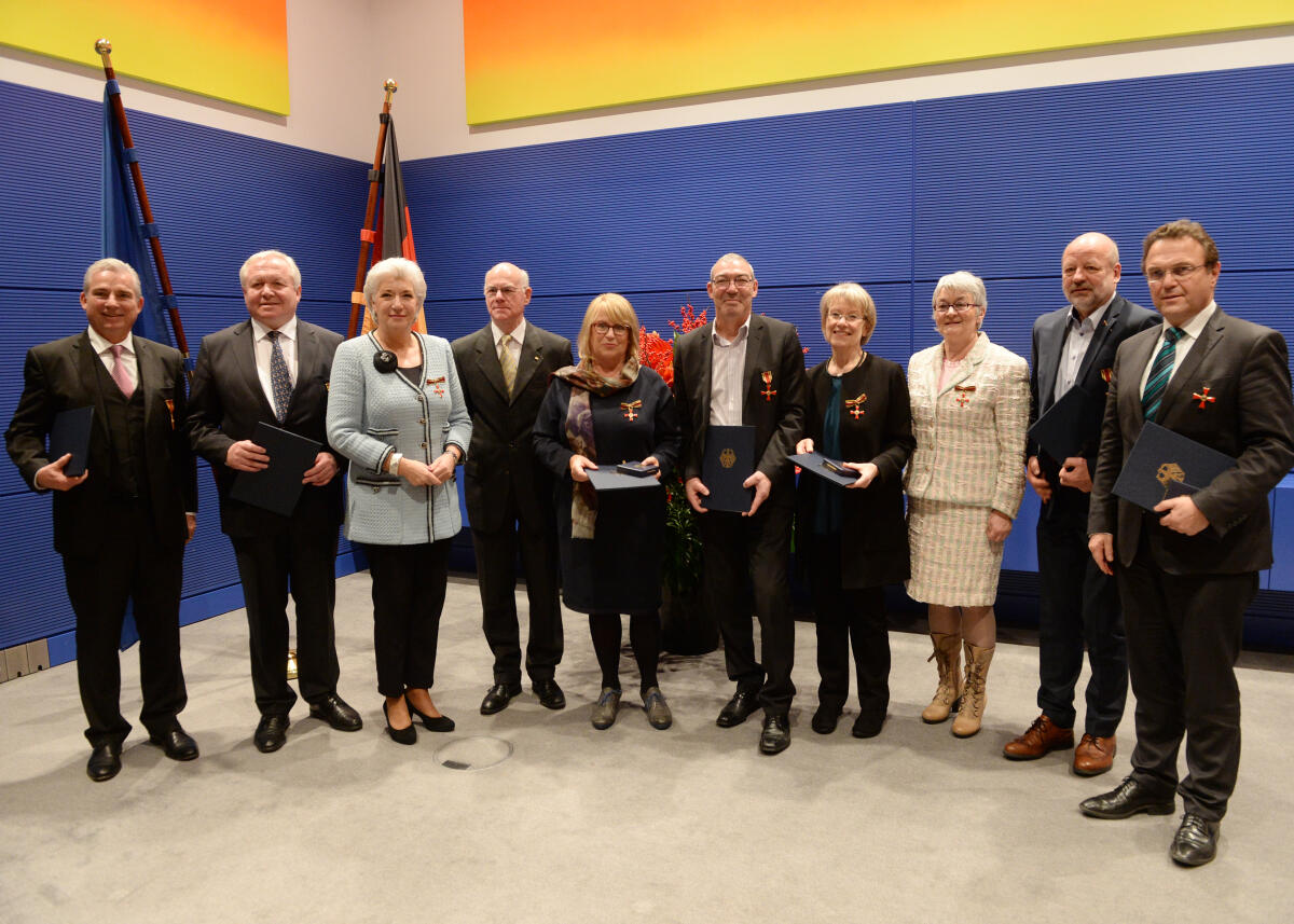 Lammert, Norbert; Strobl, Thomas; Schulte-Drüggelte, Bernhard; Strothmann, Lena; Graf, Angelika; Schaaf, Anton; Merkel, Petra; Landgraf, Katharina; Fell, Hans-Josef; Friedrich, Hans-Peter Bundestagspräsident Prof. Dr. Norbert Lammert händigt die Ordensinsignien des Verdienstordens der Bundesrepublik Deutschland an Mitglieder und ehemalige Mitglieder des Deutschen Bundestages aus. Hier ein Gruppenfoto mit allen Ordensempfängern v.li: Thomas Strobl, Bernhard Schulte-Drüggelte, Lena Strothmann, Präsident Norbert Lammert, Angelika Graf, Anton Schaaf, Petra Merkel, Katharina Landgraf, Hans-Josef Fell, Dr. Hans-Peter Friedrich.; Orden, Fahne, Fahnen, Blumen.
