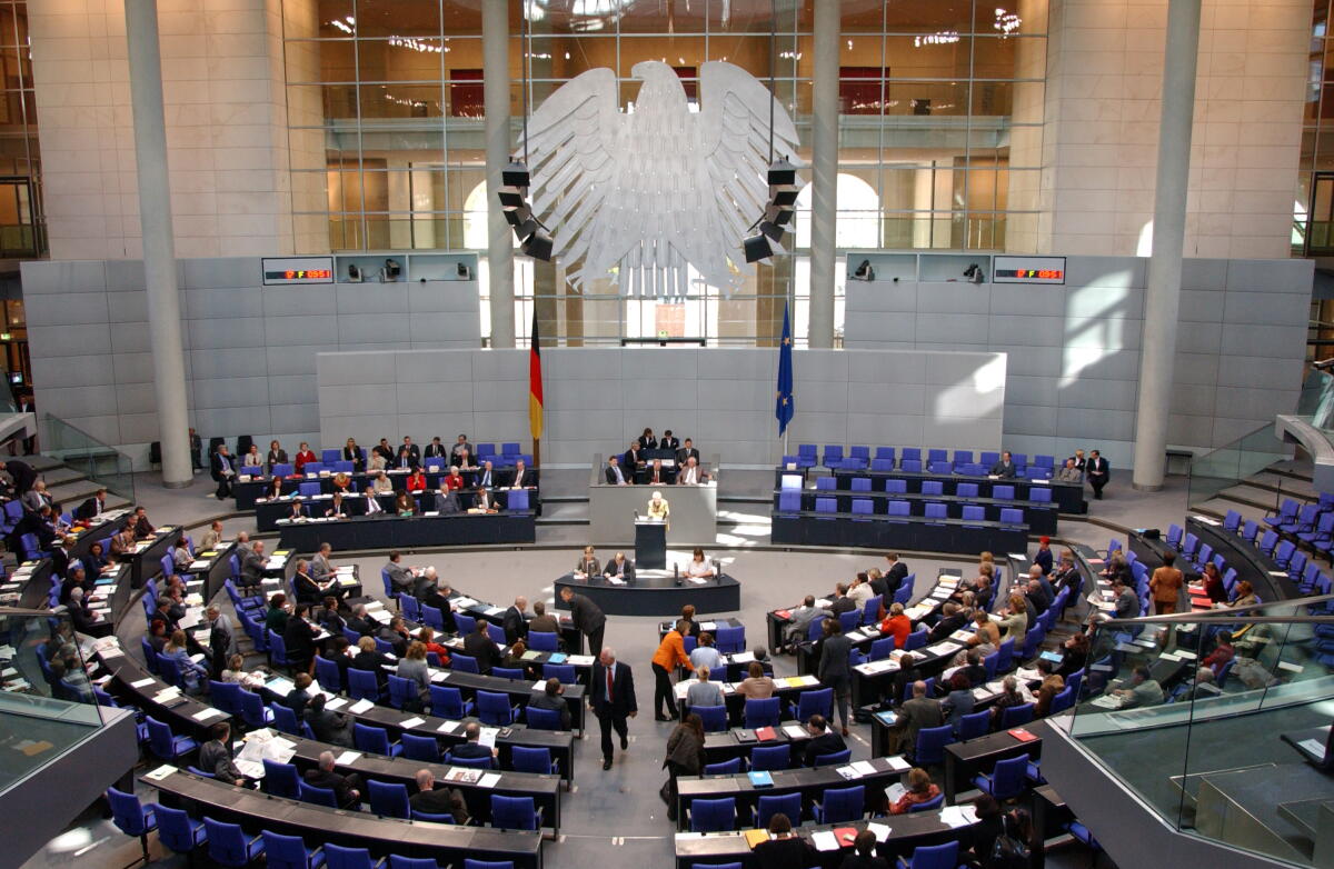 Blick in den Plenarsaal. Blick in den Plenarsaal.