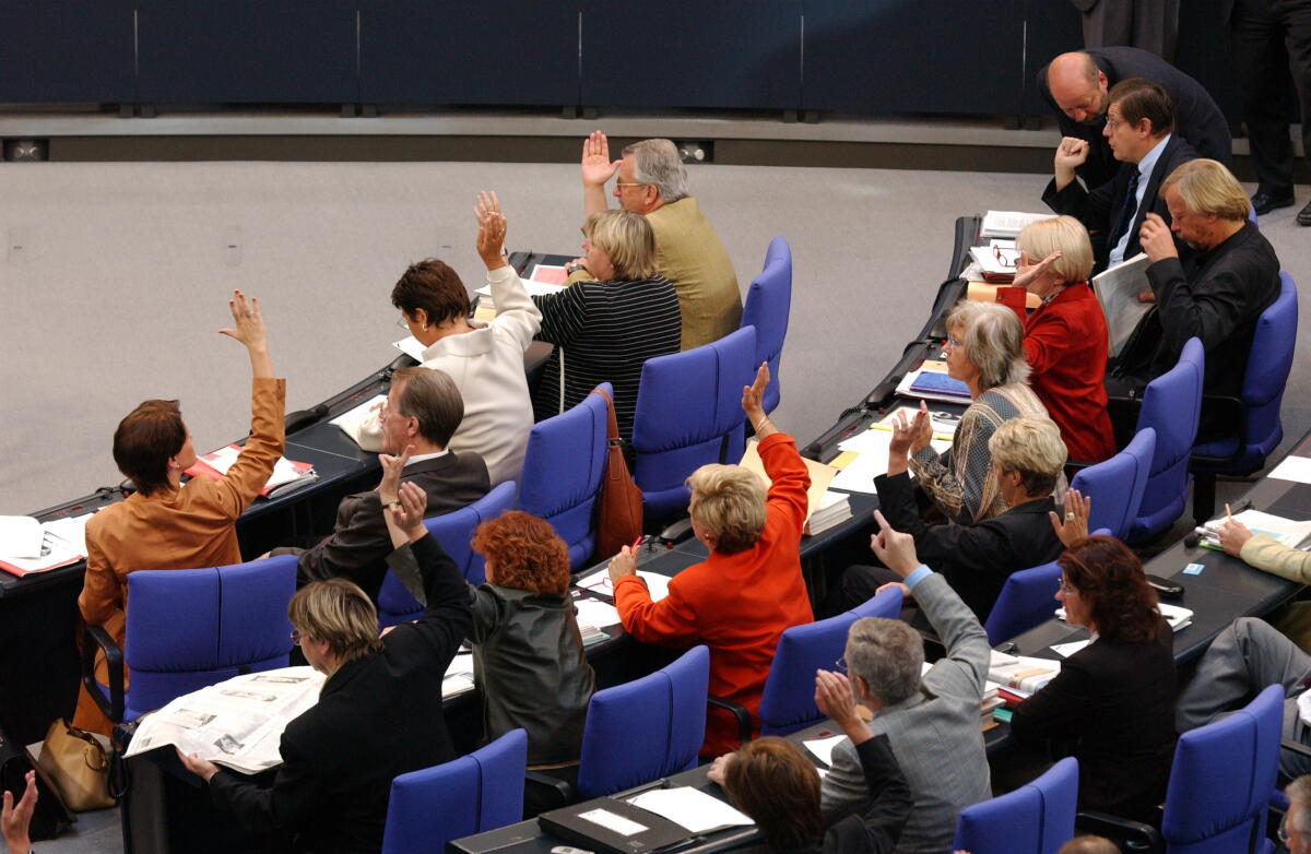  Handabstimmung im Bundestag.