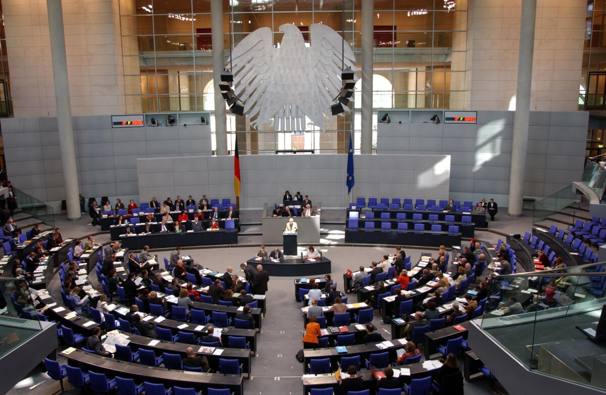 Blick in den Plenarsaal. Blick in den Plenarsaal.