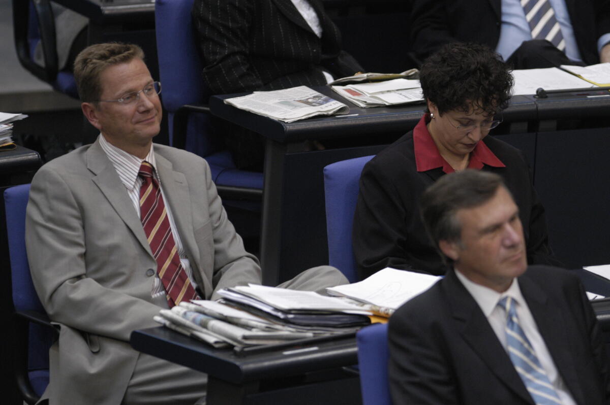 Westerwelle, Guido; Homburger, Birgit; Gerhardt, Wolfgang Von links: Parteivorsitzender Guido Westerwelle, FDP, MdB, Birgit Homburger, FDP, MdB, und Wolfgang Gerhardt, FDP, MdB, im Plenum.
