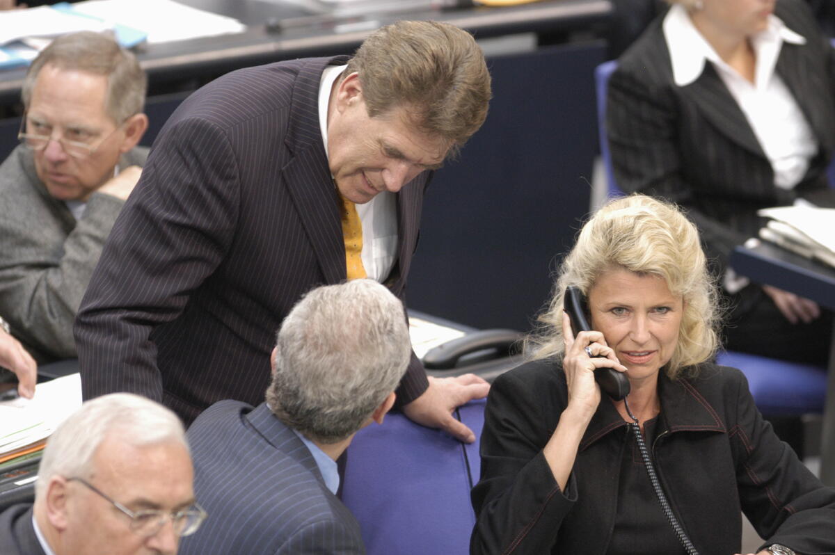 Stehend: Der Erste Stellvertretende Vorsitzende der CDU/CSU-Fraktion Michael Glos, MdB, und die CDU/CSU-Abgeordnete Dagmar Wöhrl, MdB, rechts sitzend. Glos, Michael; Wöhrl, Dagmar G. Stehend: Der Erste Stellvertretende Vorsitzende der CDU/CSU-Fraktion Michael Glos, MdB, und die CDU/CSU-Abgeordnete Dagmar Wöhrl, MdB, rechts sitzend.
