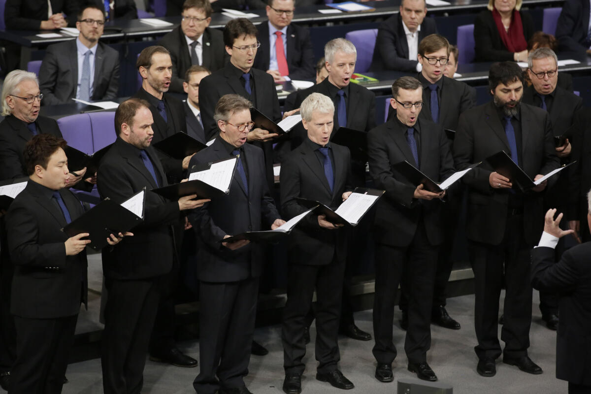  Zum Abschluss der Gedenkstunde des Deutschen Bundestages zum Tag des Gedenkens an die Opfer des Nationalsozialismus im Plenarsaal im Reichstagsgebäude trug der RIAS-Kammerchor aus Berlin das Moorsoldaten-Lied von Johann Esser (1896-1971) und Wolfgang Langhoff (1901-1966) in der Vertonung von Rudi Goguel (1908-1976) vor.; Musik, Chor, Gedenktag