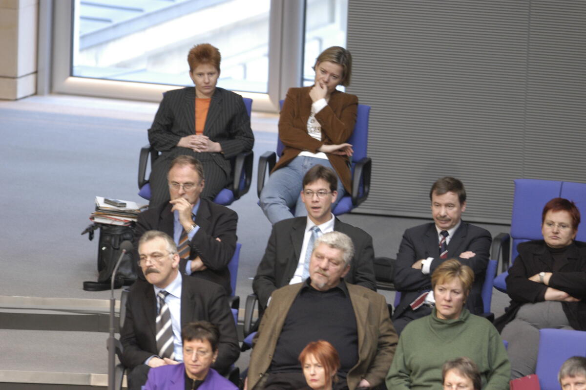 In der letzten Reihe sitzen von links: Petra Pau, MdB, und Gesine Lötzsch, MdB, beide PDS, im Plenum. Pau, Petra; Lötzsch, Gesine In der letzten Reihe sitzen von links: Petra Pau, MdB, und Gesine Lötzsch, MdB, beide PDS, im Plenum.