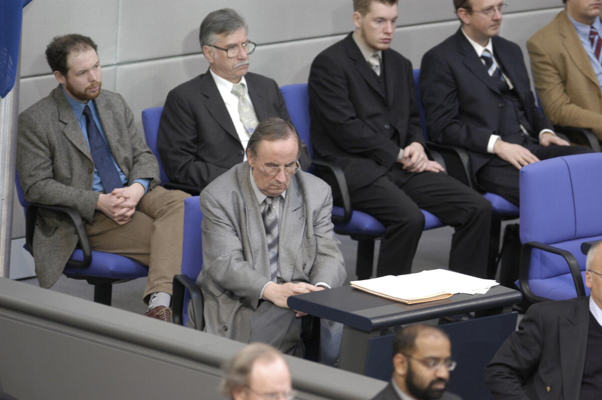 Mitte: der Wehrbeauftragte des Bundestages Willfried Penner sitzt neben der Bundesratsbank. Penner, Willfried Mitte: der Wehrbeauftragte des Bundestages Willfried Penner sitzt neben der Bundesratsbank.