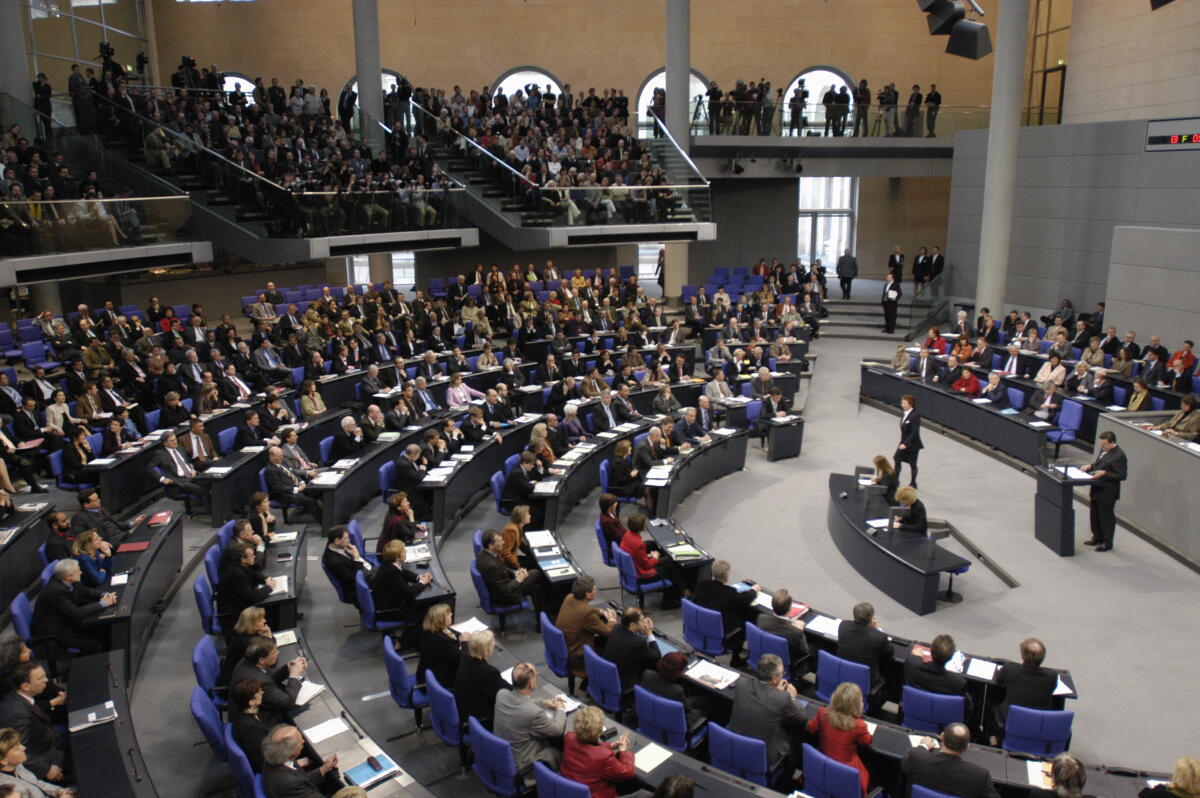 Blick in den Plenarsaal. Blick in den Plenarsaal.