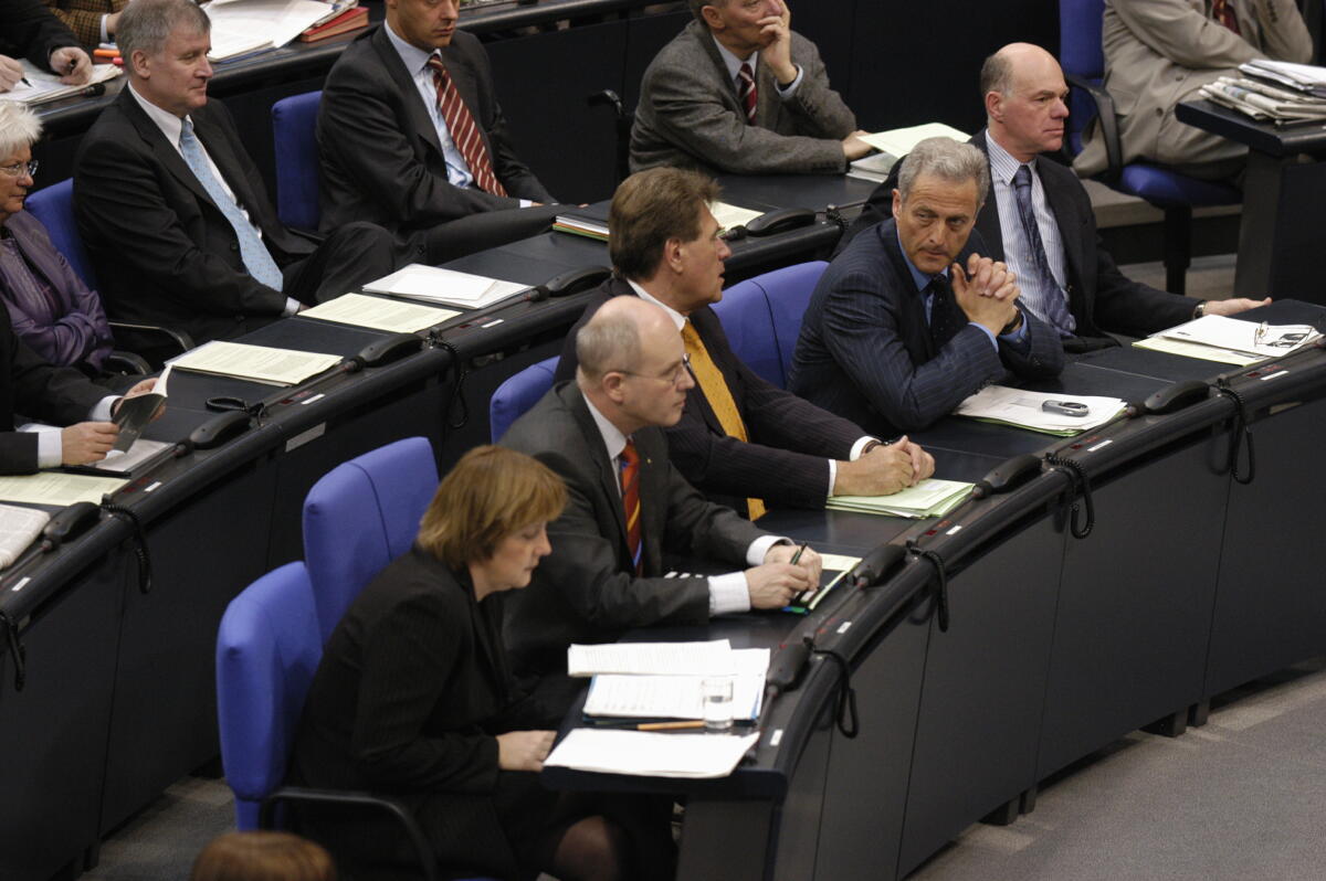 Erste Reihe von links: Angela Merkel, MdB, Volker Kauder, MdB, Michael Glos, MdB, Peter Ramsauer, MdB, und Prof. Norbert Lammert, MdB, alle CDU/CSU, im Plenum. Merkel, Angela; Kauder, Volker; Glos, Michael; Ramsauer, Peter; Lammert, Norbert Erste Reihe von links: Angela Merkel, MdB, Volker Kauder, MdB, Michael Glos, MdB, Peter Ramsauer, MdB, und Prof. Norbert Lammert, MdB, alle CDU/CSU, im Plenum.