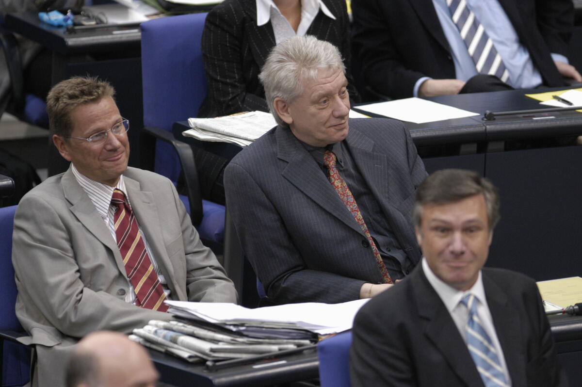 Von links: Der Parteivorsitzende Guido Westerwelle, FDP, MdB, Jürgen Köppelin, FDP, MdB, und Wolfgang Gerhardt, FDP, MdB, im Plenum. Westerwelle, Guido; Köppelin, Jürgen; Gerhardt, Wolfgang Von links: Der Parteivorsitzende Guido Westerwelle, FDP, MdB, Jürgen Köppelin, FDP, MdB, und Wolfgang Gerhardt, FDP, MdB, im Plenum.