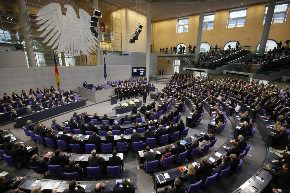  Zum Abschluss der Gedenkstunde des Deutschen Bundestages zum Tag des Gedenkens an die Opfer des Nationalsozialismus im Plenarsaal im Reichstagsgebäude trug der RIAS-Kammerchor aus Berlin das Moorsoldaten-Lied von Johann Esser (1896-1971) und Wolfgang Langhoff (1901-1966) in der Vertonung von Rudi Goguel (1908-1976) vor.; Musik, Chor, Gedenktag, Übersicht