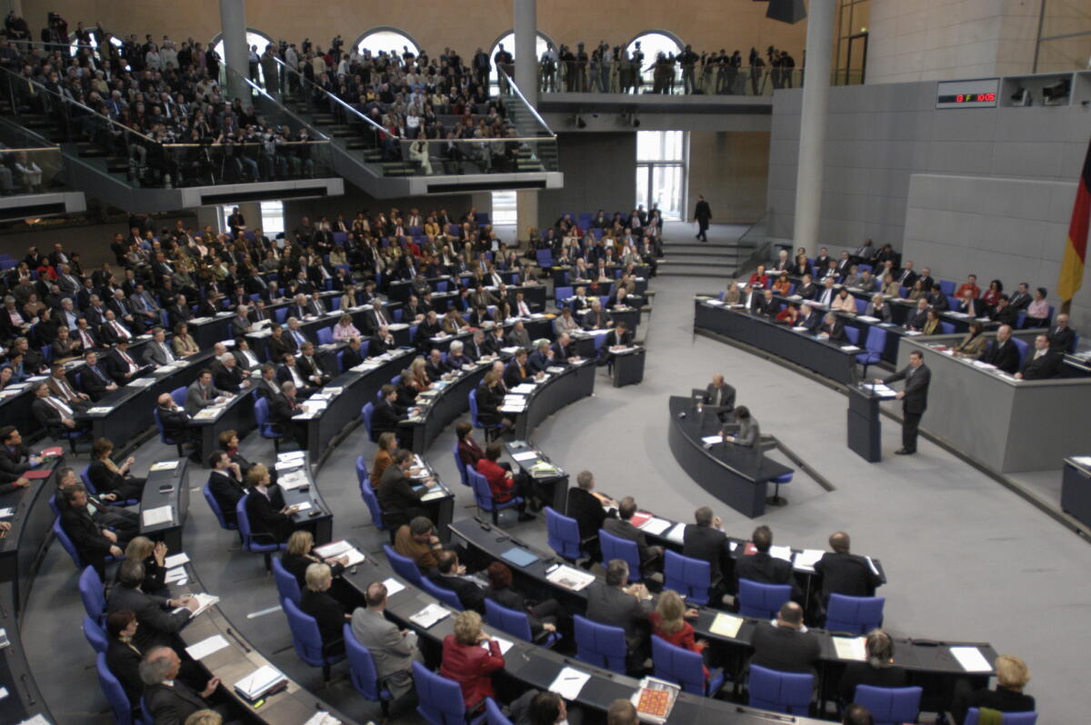 Blick in den Plenarsaal. Blick in den Plenarsaal.
