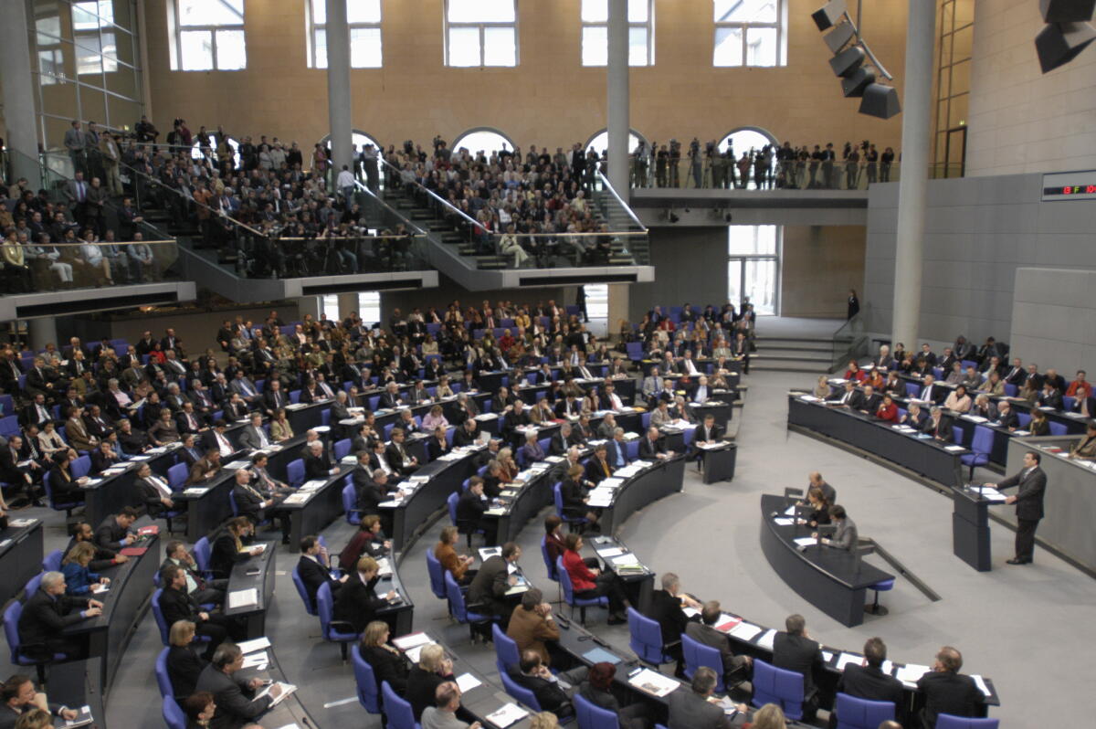 Blick in den Plenarsaal. Blick in den Plenarsaal.