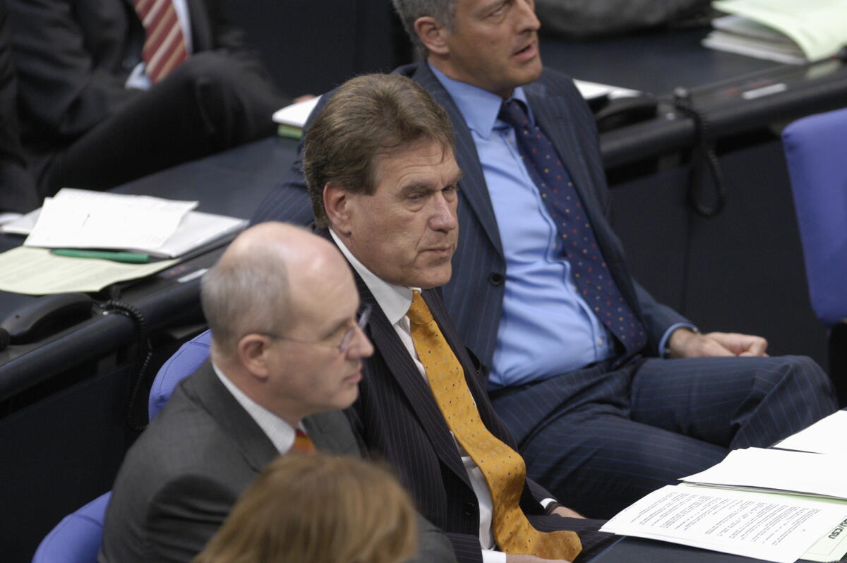 Fraktionsvorsitzender Siegfried Kauder, CDU/CSU, MdB, und Michael Glos, CDU/CSU, MdB, im Plenum. Glos, Michael; Kauder, Siegfried Fraktionsvorsitzender Siegfried Kauder, CDU/CSU, MdB, und Michael Glos, CDU/CSU, MdB, im Plenum.