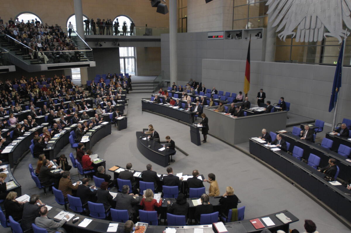 Blick in den Plenarsaal. Blick in den Plenarsaal.