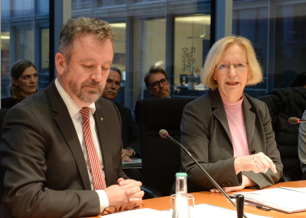 Fabritius, Bernd; Wanka, Johanna Dr. Bernd Fabritius, CDU/CSU, Vorsitzender des Unterausschusses des Deutschen Bundestages für Kultur und Bildung, begrüßt die Bundesministerin für Bildung und Forschung, Prof. Dr. Johanna Wanka, CDU/CSU, im Ausschuss.