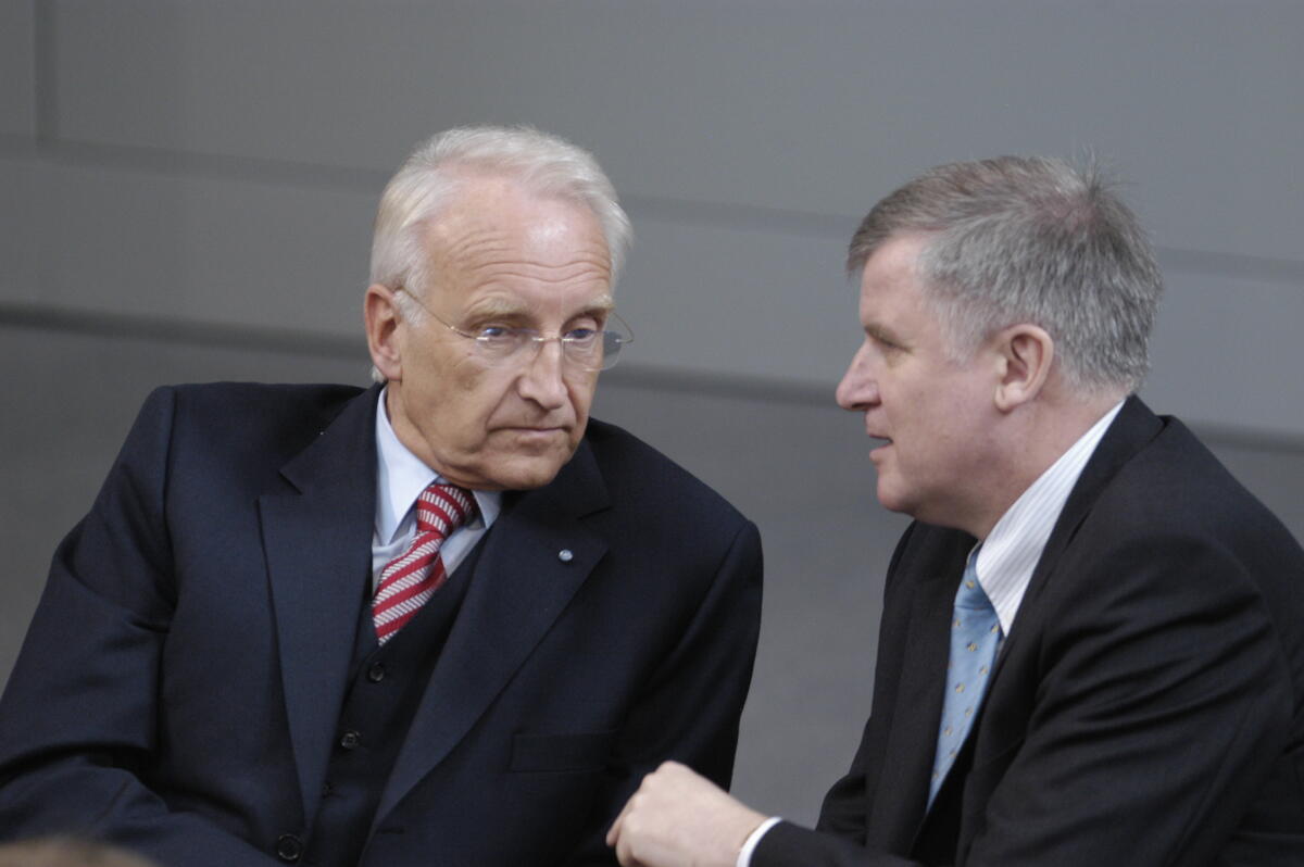 Von links: Bayerns Ministerpräsident Edmund Stoiber, CSU, und Horst Seehofer, CDU/CSU, MdB, im Plenum. Stoiber, Edmund; Seehofer, Horst Lorenz Von links: Bayerns Ministerpräsident Edmund Stoiber, CSU, und Horst Seehofer, CDU/CSU, MdB, im Plenum.