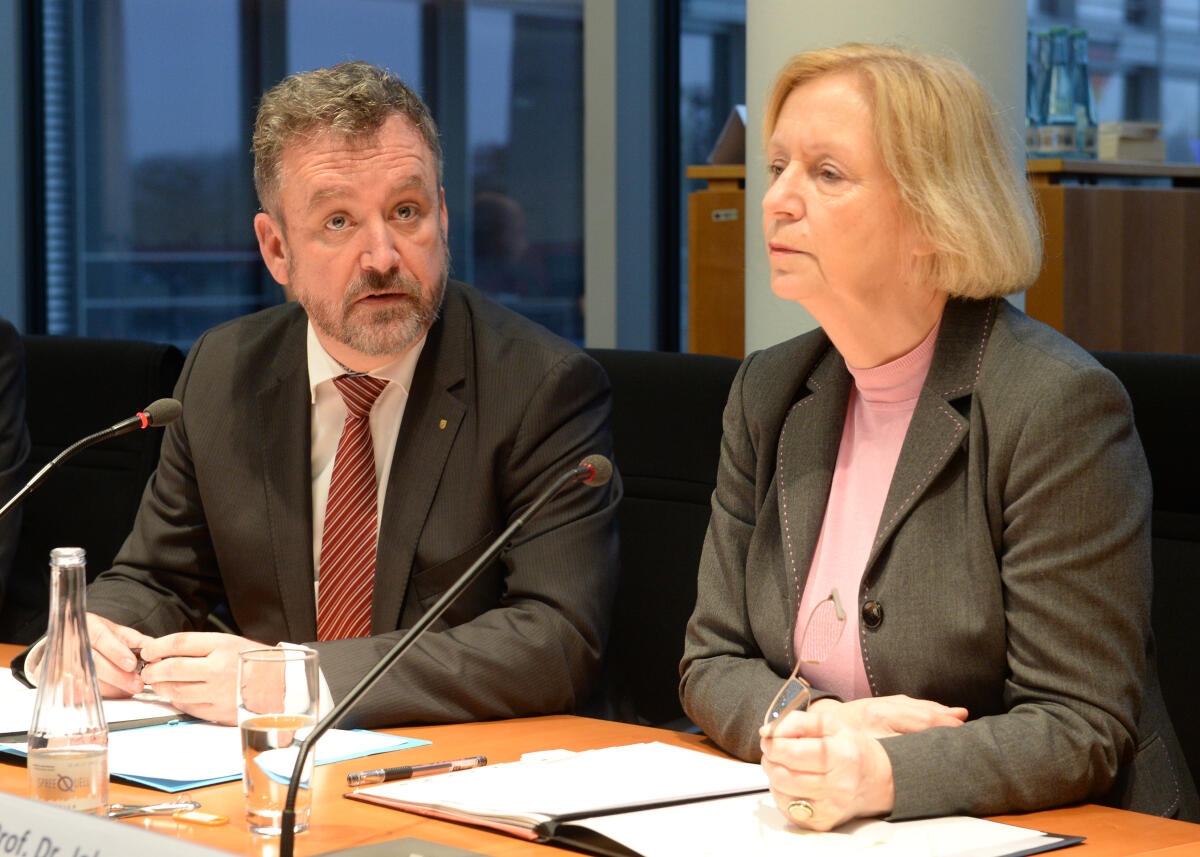 Dr. Bernd Fabritius, CDU/CSU, Vorsitzender des Unterausschusses des Deutschen Bundestages für Kultur und Bildung, begrüßt die Bundesministerin für Bildung und Forschung, Prof. Dr. Johanna Wanka, CDU/CSU, im Ausschuss. Fabritius, Bernd; Wanka, Johanna Dr. Bernd Fabritius, CDU/CSU, Vorsitzender des Unterausschusses des Deutschen Bundestages für Kultur und Bildung, begrüßt die Bundesministerin für Bildung und Forschung, Prof. Dr. Johanna Wanka, CDU/CSU, im Ausschuss.