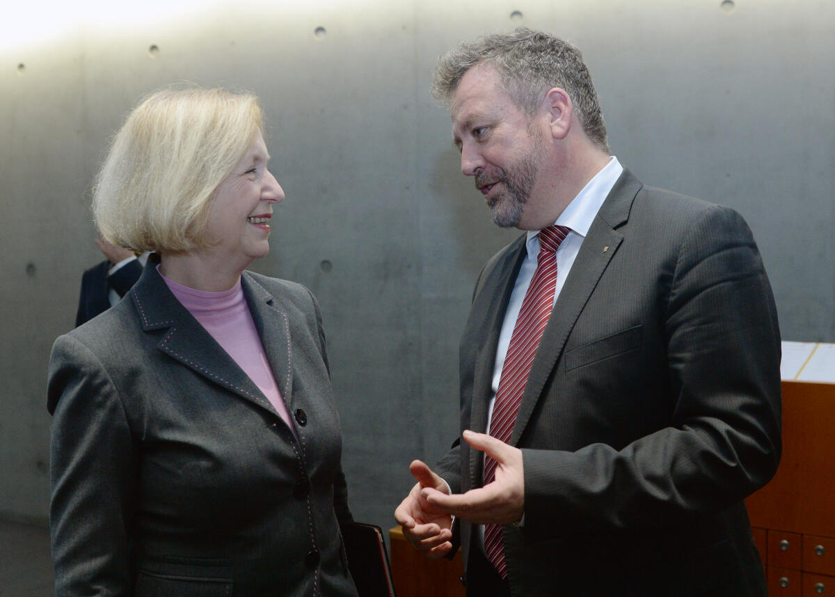 Dr. Bernd Fabritius, CDU/CSU, Vorsitzender des Unterausschusses des Deutschen Bundestages für Kultur und Bildung, begrüßt die Bundesministerin für Bildung und Forschung, Prof. Dr. Johanna Wanka, CDU/CSU, im Ausschuss.; Geste, Gestik. Fabritius, Bernd; Wanka, Johanna Dr. Bernd Fabritius, CDU/CSU, Vorsitzender des Unterausschusses des Deutschen Bundestages für Kultur und Bildung, begrüßt die Bundesministerin für Bildung und Forschung, Prof. Dr. Johanna Wanka, CDU/CSU, im Ausschuss.; Geste, Gestik.