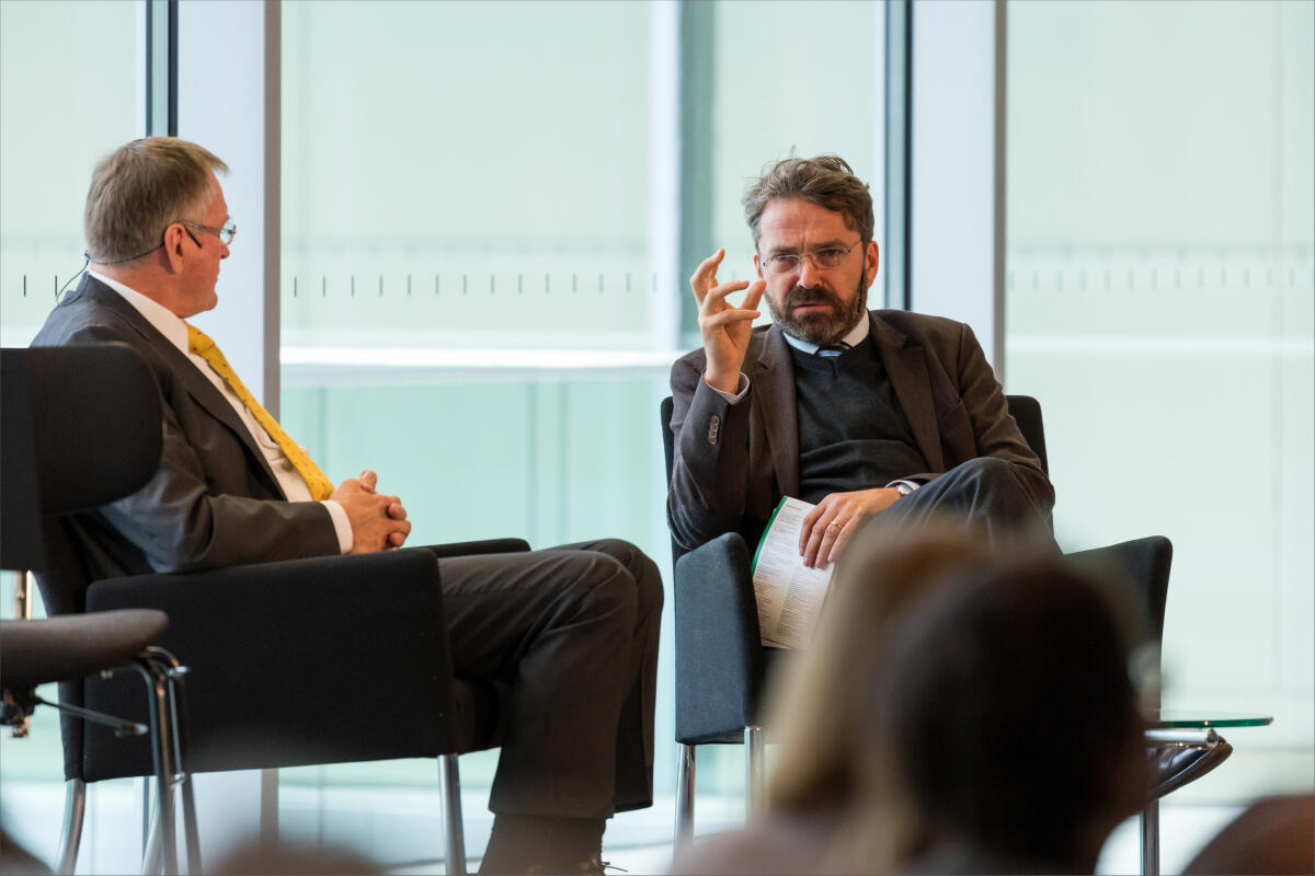 Singhammer, Johannes; Detjen, Stephan Gesprächskonzert "Klassik & Politik" auf der Fraktionsebene im Reichstagsgebäude. Stephan Detjen, Chefkorrespondent Deutschlandradio, (rechts), im Gespräch mit Vizepräsidenten des Deutschen Bundestages Johannes Singhammer, CDU/CSU, MdB, (links).; Musik, Konzert, Kultur, Vizepräsident, Deutscher Bundestag, Moderator