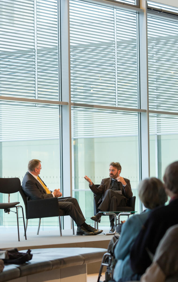 Singhammer, Johannes; Detjen, Stephan Gesprächskonzert "Klassik & Politik" auf der Fraktionsebene im Reichstagsgebäude. Stephan Detjen, Chefkorrespondent Deutschlandradio, (rechts), im Gespräch mit Vizepräsidenten des Deutschen Bundestages Johannes Singhammer, CDU/CSU, MdB, (links).; Musik, Konzert, Kultur, Vizepräsident, Deutscher Bundestag, Moderator