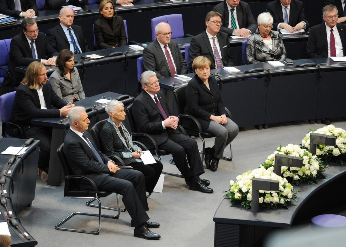 Klüger, Ruth; Merkel, Angela; Gauck, Joachim; Tillich, Stanislaw Gedenkstunde des Deutschen Bundestages zum Tag des Gedenkens an die Opfer des Nationalsozialismus. Bundestagspräsident Prof. Dr. Norbert Lammert, CDU/CSU, hält die Begrüßungsansprache, Prof. Dr. Ruth Klüger (2.v.re), die Gedenkrede. Der RIAS-Kammerchor singt nach den Texten von Johann Esser und Wolfgang Langhoff und der Vertonung von Rudi Goguel die "Moorsoldaten". Bei der Gedenkstunde sind die Verfassungsorgane Bundeskanzlerin Dr. Angela Merkel, (re), CDU/CSU, Bundespräsident Joachim Gauck, (2.v.re), und Bundesratspräsident Stanislaw Tillich, (li), CDU/CSU, zugegen.; Übersicht.