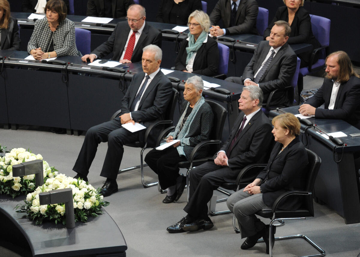 Klüger, Ruth; Merkel, Angela; Gauck, Joachim; Tillich, Stanislaw Gedenkstunde des Deutschen Bundestages zum Tag des Gedenkens an die Opfer des Nationalsozialismus. Bundestagspräsident Prof. Dr. Norbert Lammert, CDU/CSU, hält die Begrüßungsansprache, Prof. Dr. Ruth Klüger (2.v.re), die Gedenkrede. Der RIAS-Kammerchor singt nach den Texten von Johann Esser und Wolfgang Langhoff und der Vertonung von Rudi Goguel die "Moorsoldaten". Bei der Gedenkstunde sind die Verfassungsorgane Bundeskanzlerin Dr. Angela Merkel, (re), CDU/CSU, Bundespräsident Joachim Gauck, (2.v.re), und Bundesratspräsident Stanislaw Tillich, (li), CDU/CSU, zugegen.; Übersicht.