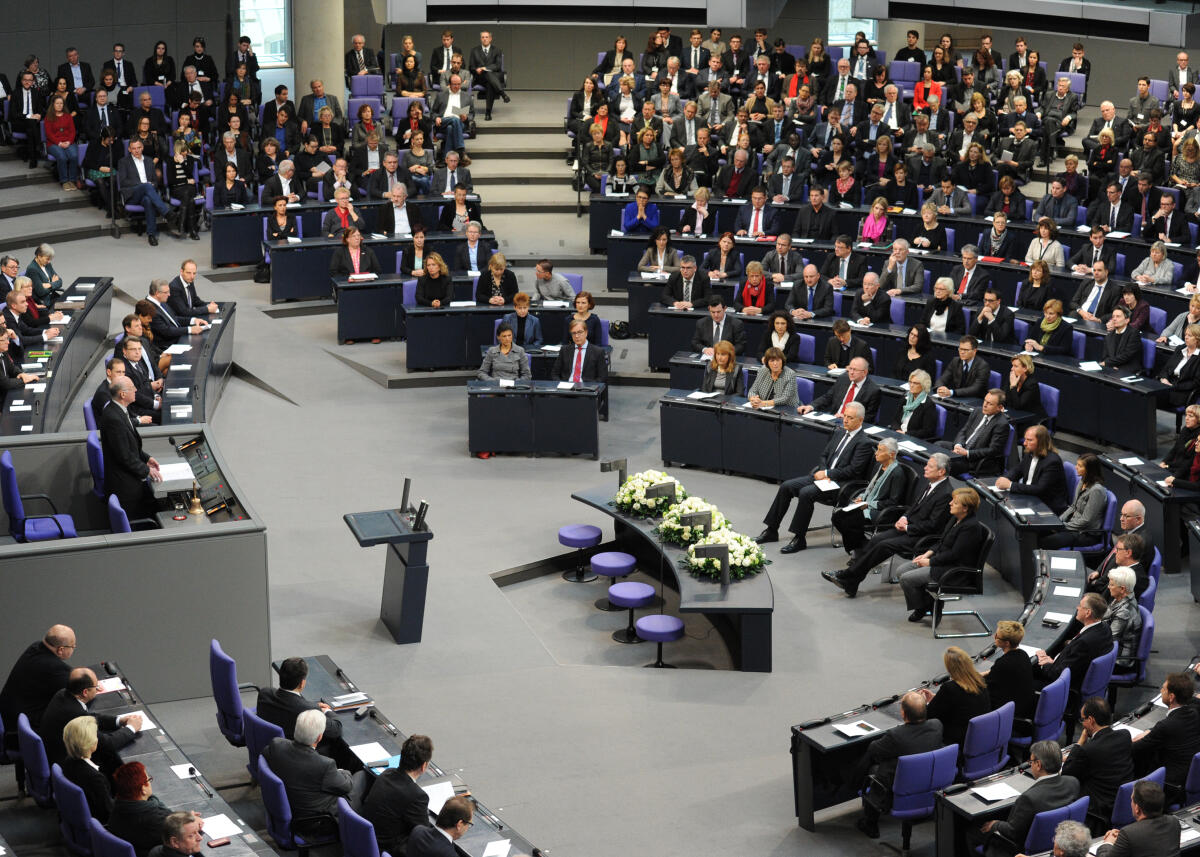 Lammert, Norbert Gedenkstunde des Deutschen Bundestages zum Tag des Gedenkens an die Opfer des Nationalsozialismus. Bundestagspräsident Prof. Dr. Norbert Lammert, (Vorsitz, Rednerpult), CDU/CSU, hält die Begrüßungsansprache, Prof. Dr. Ruth Klüger die Gedenkrede. Der RIAS-Kammerchor singt nach den Texten von Johann Esser und Wolfgang Langhoff und der Vertonung von Rudi Goguel die "Moorsoldaten". Bei der Gedenkstunde sind die Verfassungsorgane Bundeskanzlerin Dr. Angela Merkel, CDU/CSU, Bundespräsident Joachim Gauck, und Bundesratspräsident Stanislaw Tillich, CDU/CSU, zugegen.