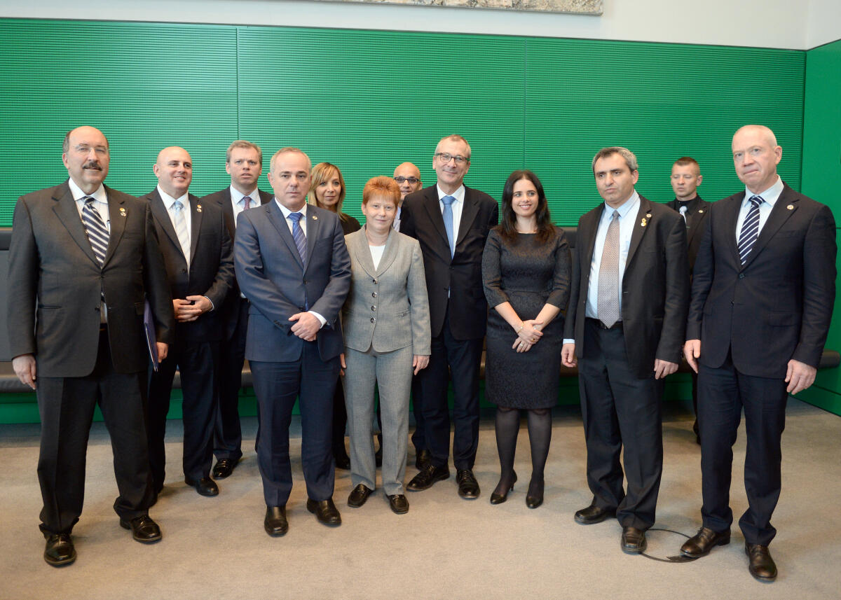 Bundestagsvizepräsidentin Petra Pau, (mitte), DIE LINKE, empfängt Mitglieder einer israelischen Delegation, zu einem Gespräch, an dem der Bundestagsabgeordnete Volker Beck, (5.v.re), Bündnis 90/Die Grünen, teilnimmt. Zu den Teilnehmern gehören u. a. fünf israelische Minister aus den Ressorts Energie und Wasser, Gesundheit, Bauen, Justiz und Immigration.; Gruppenfoto. Pau, Petra; Beck, Volker Bundestagsvizepräsidentin Petra Pau, (mitte), DIE LINKE, empfängt Mitglieder einer israelischen Delegation, zu einem Gespräch, an dem der Bundestagsabgeordnete Volker Beck, (5.v.re), Bündnis 90/Die Grünen, teilnimmt. Zu den Teilnehmern gehören u. a. fünf israelische Minister aus den Ressorts Energie und Wasser, Gesundheit, Bauen, Justiz und Immigration.; Gruppenfoto.
