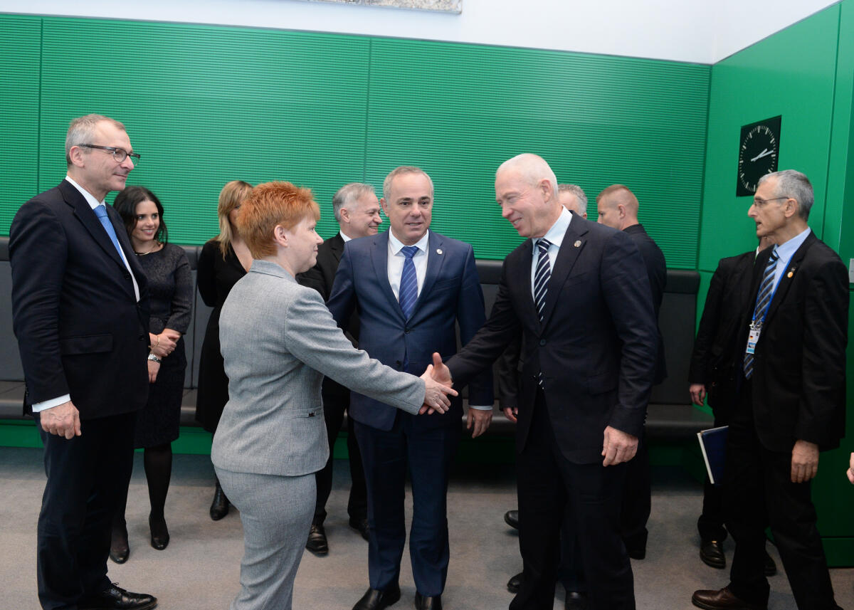 Bundestagsvizepräsidentin Petra Pau, (3.v.li), DIE LINKE, empfängt Mitglieder einer israelischen Delegation, zu einem Gespräch, an dem der Bundestagsabgeordnete Volker Beck, (li), Bündnis 90/Die Grünen, teilnimmt. Zu den Teilnehmern gehören u. a. fünf israelische Minister aus den Ressorts Energie und Wasser, Gesundheit, Bauen, Justiz und Immigration.; Geste, Gestik. Pau, Petra; Beck, Volker Bundestagsvizepräsidentin Petra Pau, (3.v.li), DIE LINKE, empfängt Mitglieder einer israelischen Delegation, zu einem Gespräch, an dem der Bundestagsabgeordnete Volker Beck, (li), Bündnis 90/Die Grünen, teilnimmt. Zu den Teilnehmern gehören u. a. fünf israelische Minister aus den Ressorts Energie und Wasser, Gesundheit, Bauen, Justiz und Immigration.; Geste, Gestik.
