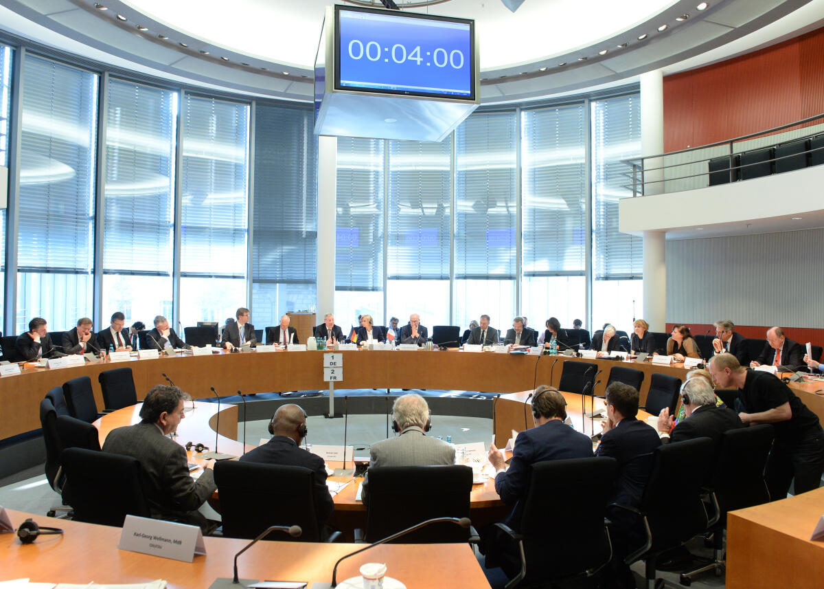 Der Auswärtige Ausschuss des Deutschen Bundestages hat unter der Leitung seines Vorsitzenden, Dr. Norbert Röttgen, CDU/CSU, eine gemeinsame Ausschusssitzung mit dem Auswärtigen Ausschuss der Assemblée Nationale der Republik Frankreich. Dieser wird von Elisabeth Guigou und S. E. Philippe Noel Marie Marc Etienne geleitet.; Übersicht. Der Auswärtige Ausschuss des Deutschen Bundestages hat unter der Leitung seines Vorsitzenden, Dr. Norbert Röttgen, CDU/CSU, eine gemeinsame Ausschusssitzung mit dem Auswärtigen Ausschuss der Assemblée Nationale der Republik Frankreich. Dieser wird von Elisabeth Guigou und S. E. Philippe Noel Marie Marc Etienne geleitet.; Übersicht.